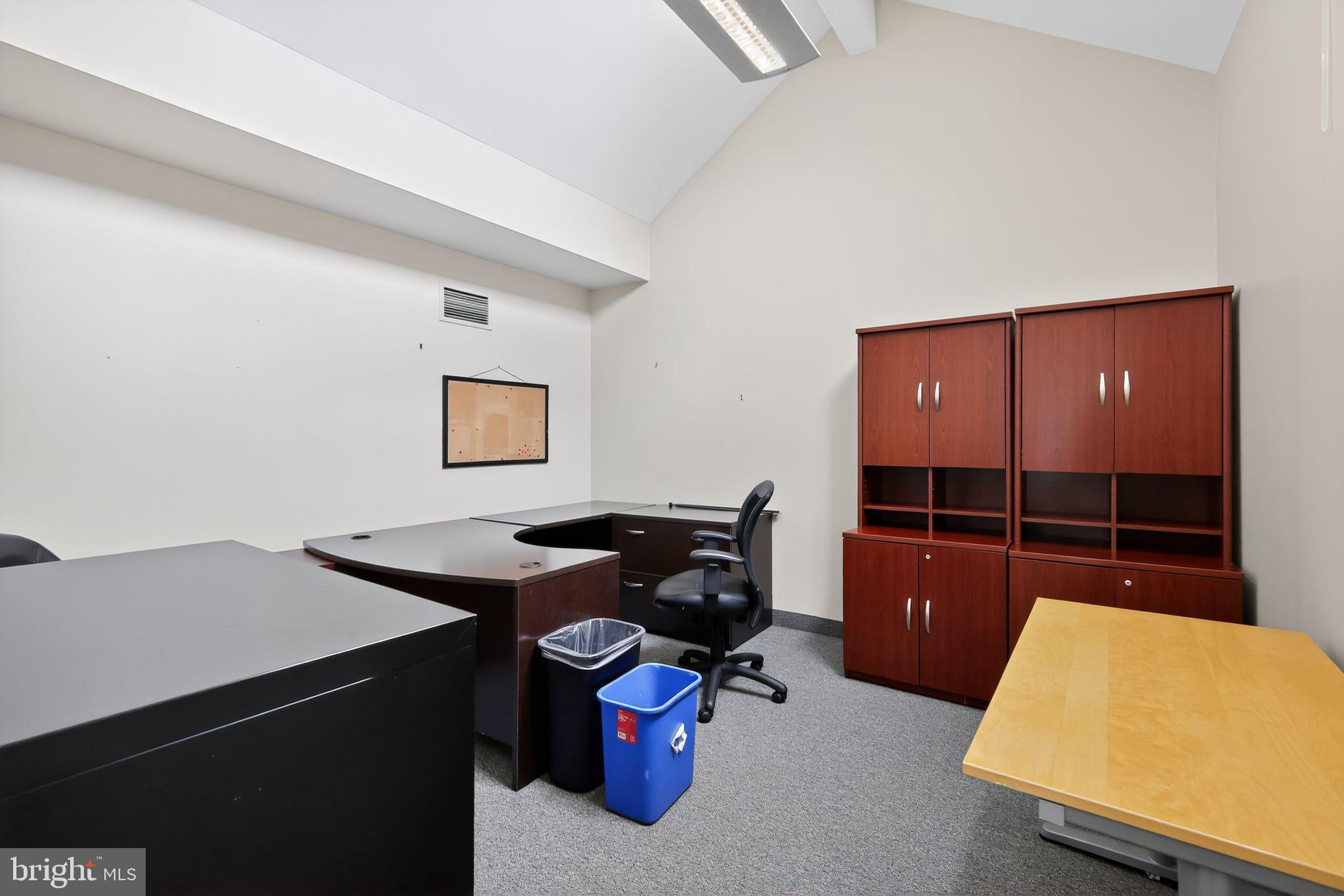 EXECUTIVE OFFICE BUILDING - Commercial Lease