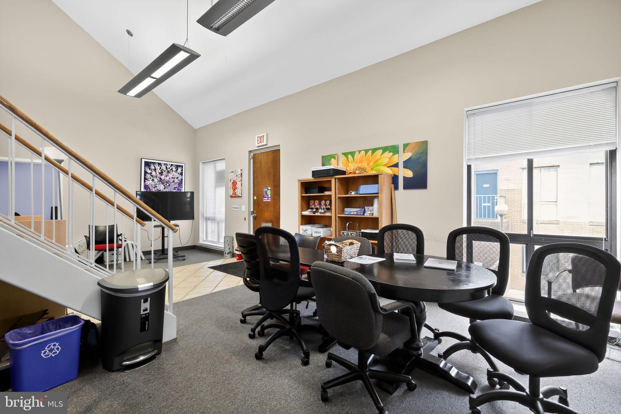 EXECUTIVE OFFICE BUILDING - Commercial Lease