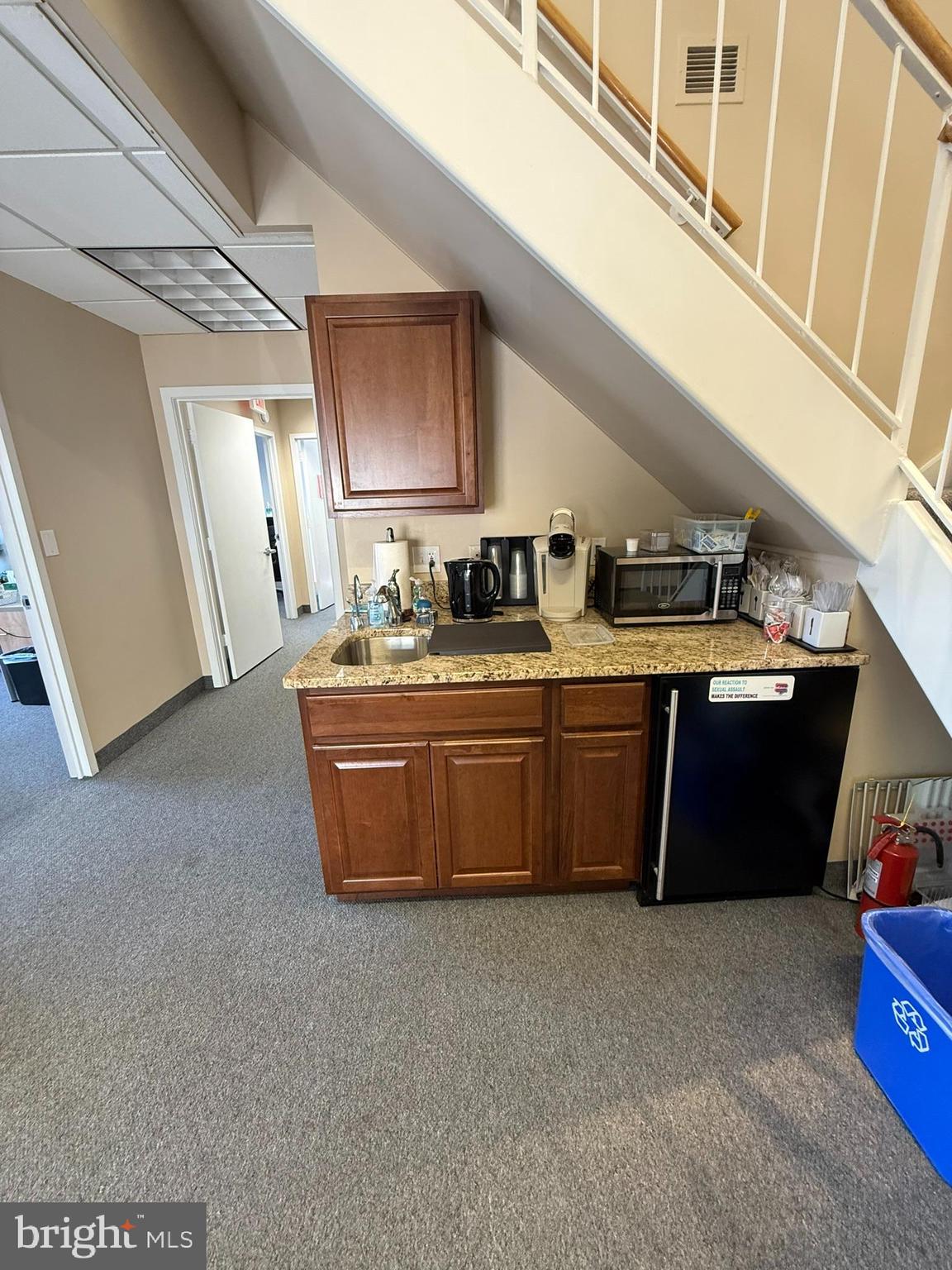 EXECUTIVE OFFICE BUILDING - Commercial Lease