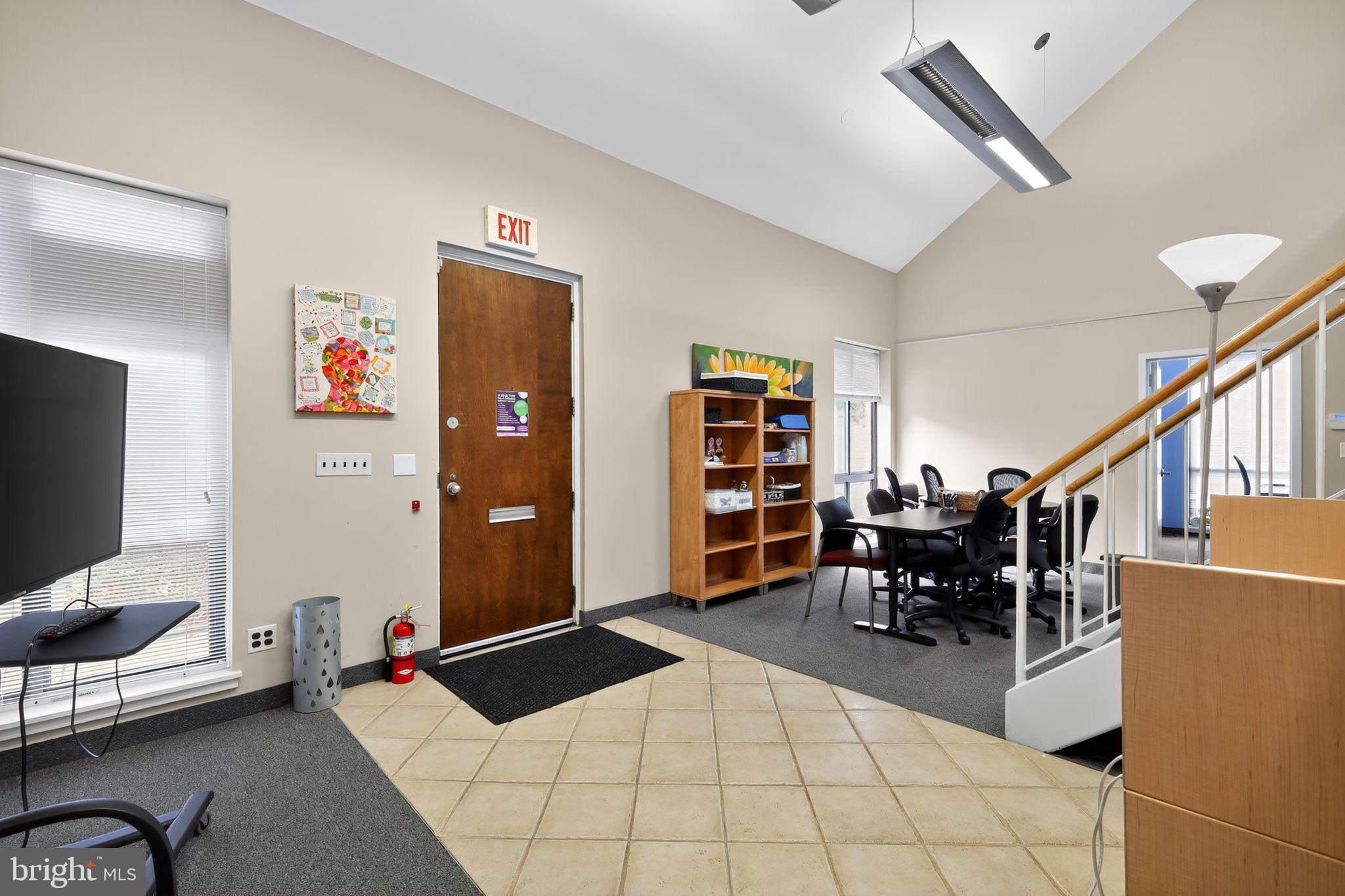 EXECUTIVE OFFICE BUILDING - Commercial Lease