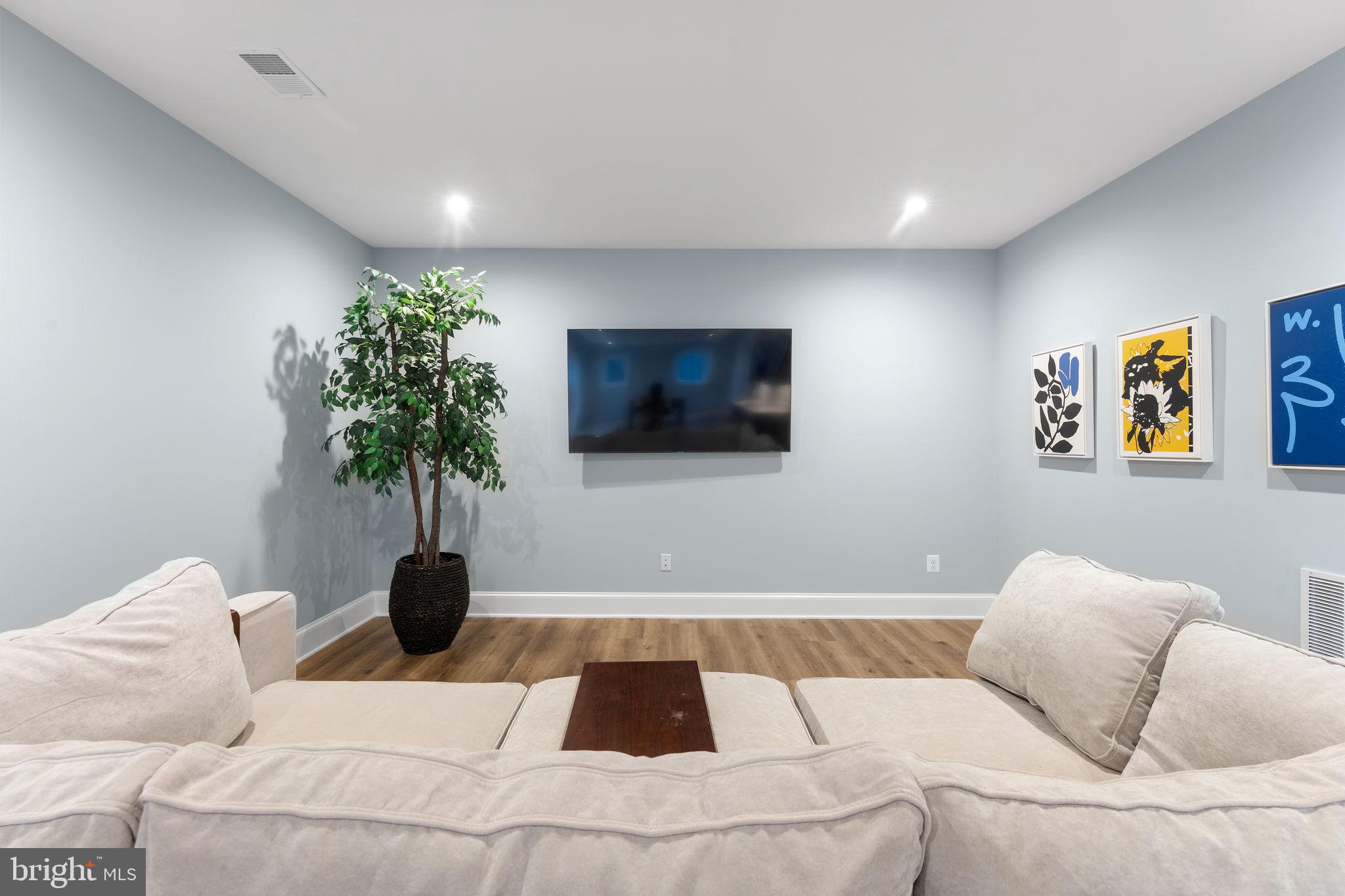 VIENNA WOODS - Residential