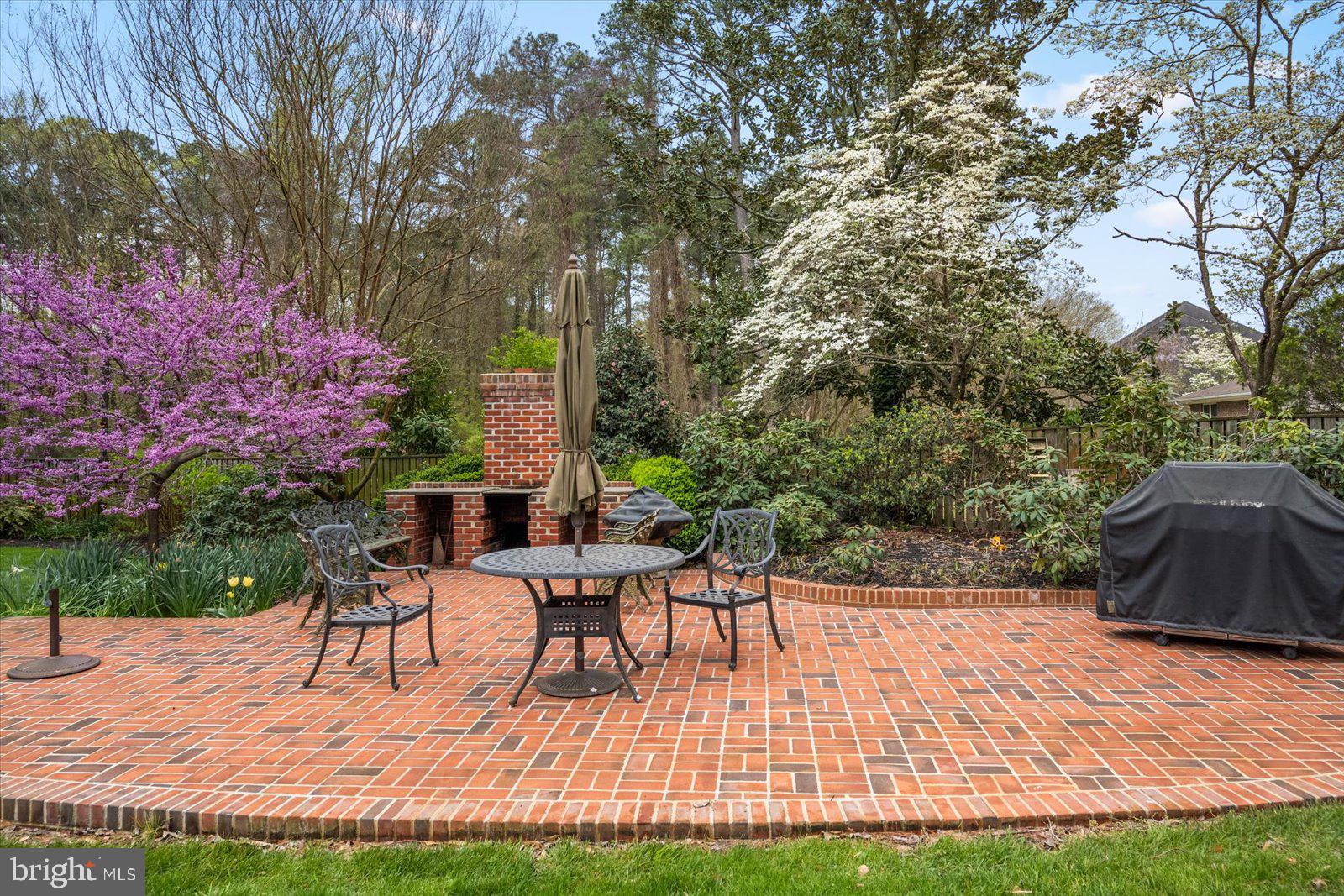 1100 WOODLAND ROAD