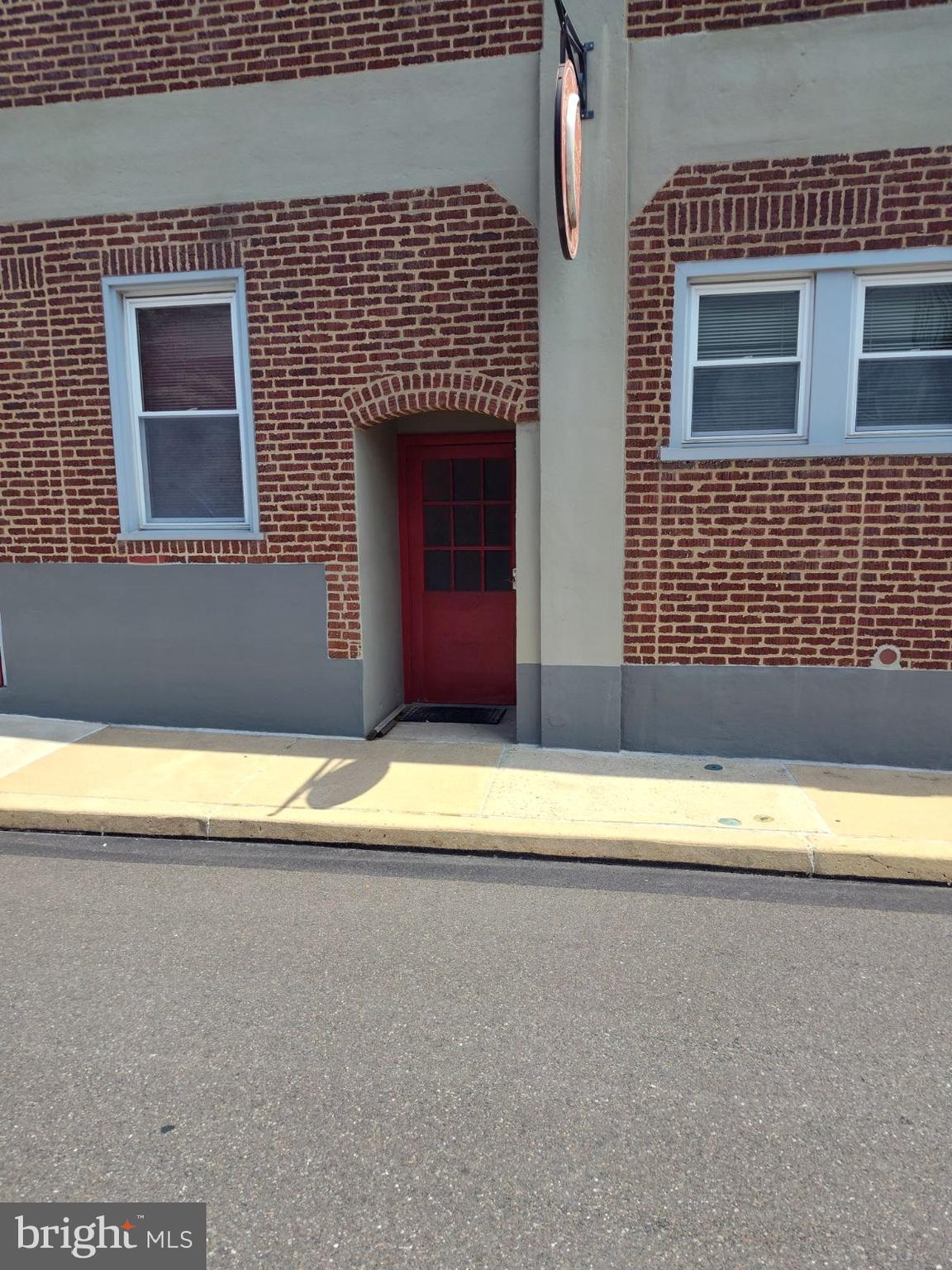 15 S 6TH STREET 2ND FLR FRONT