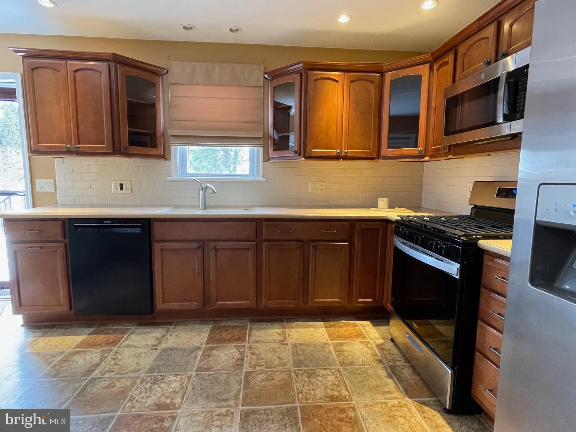 Pennsville, New Jersey 08070, United States, 4 Bedrooms Bedrooms, ,2 BathroomsBathrooms,Residential,Pending,15694