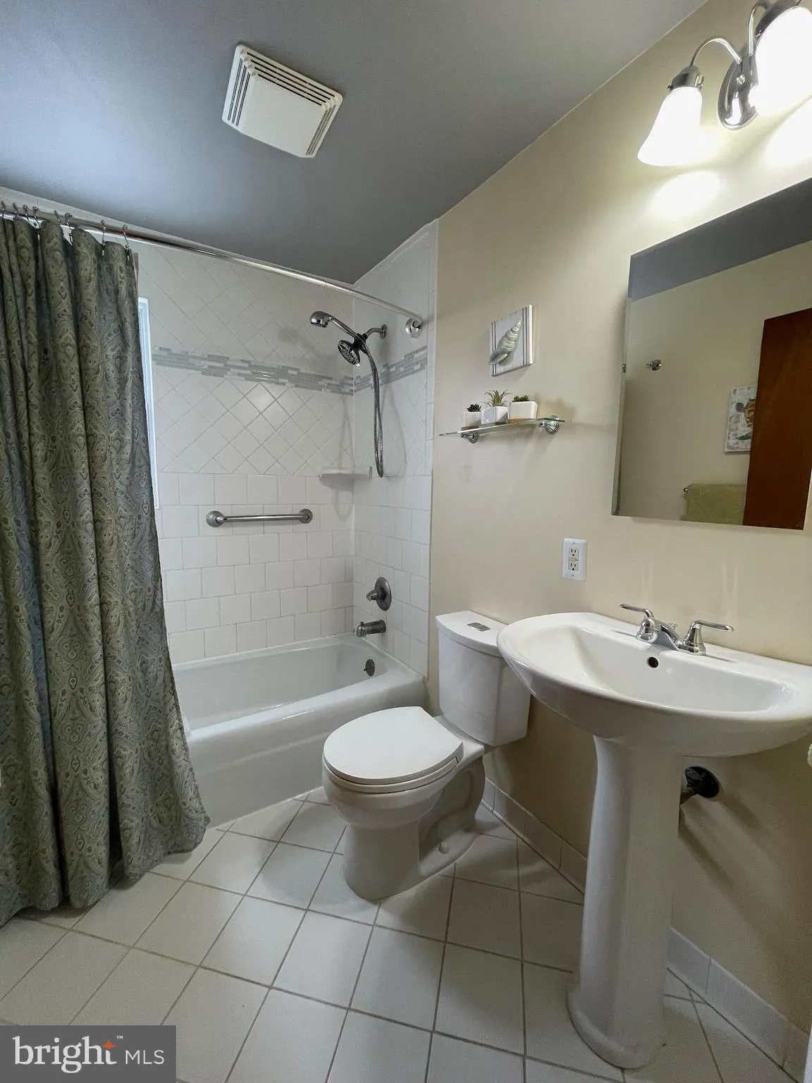 Pennsville, New Jersey 08070, United States, 4 Bedrooms Bedrooms, ,2 BathroomsBathrooms,Residential,Pending,15694