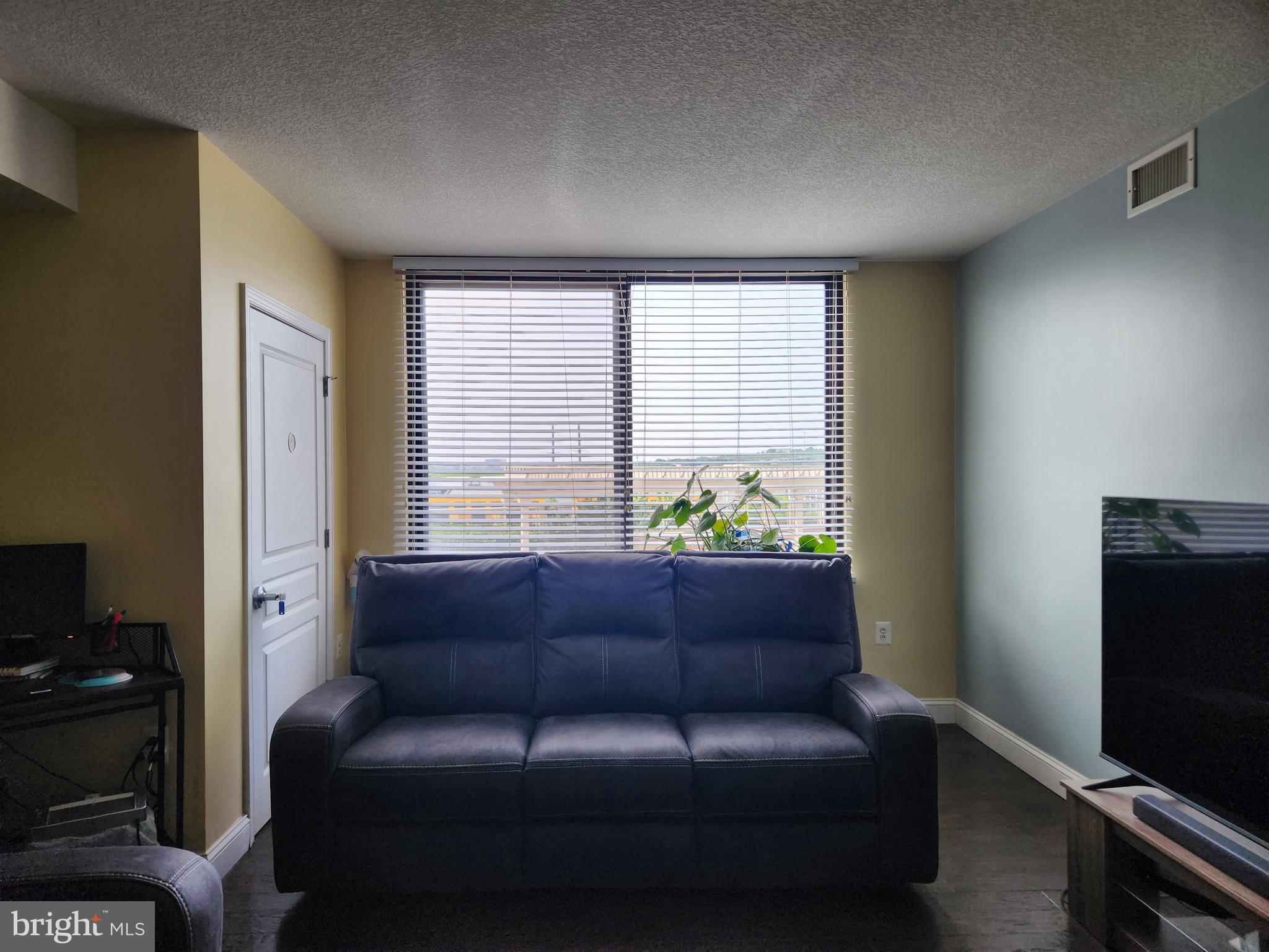 MIDTOWN ALEXANDRIA STATION CONDOMINIUM - Residential Lease