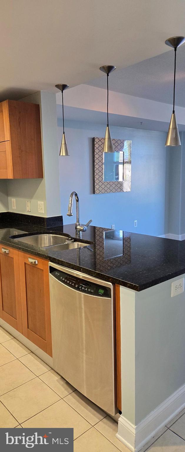 MIDTOWN ALEXANDRIA STATION CONDOMINIUM - Residential Lease