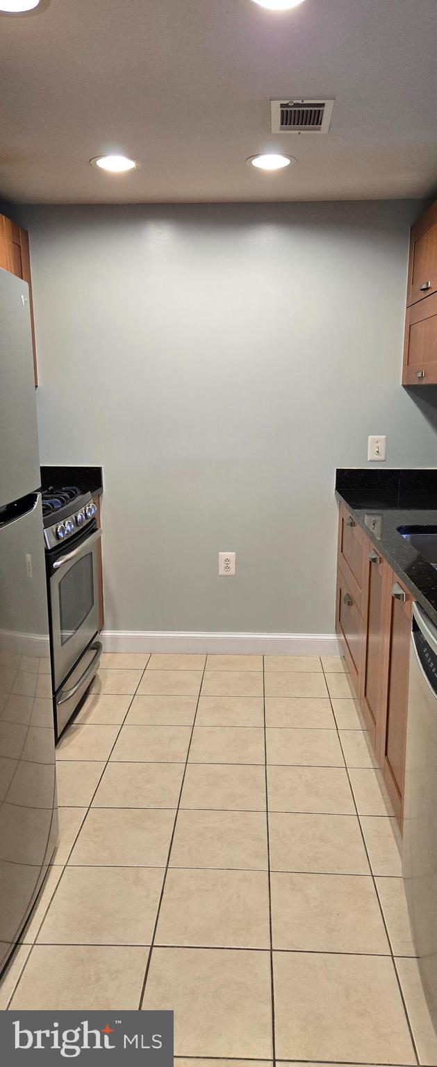 MIDTOWN ALEXANDRIA STATION CONDOMINIUM - Residential Lease