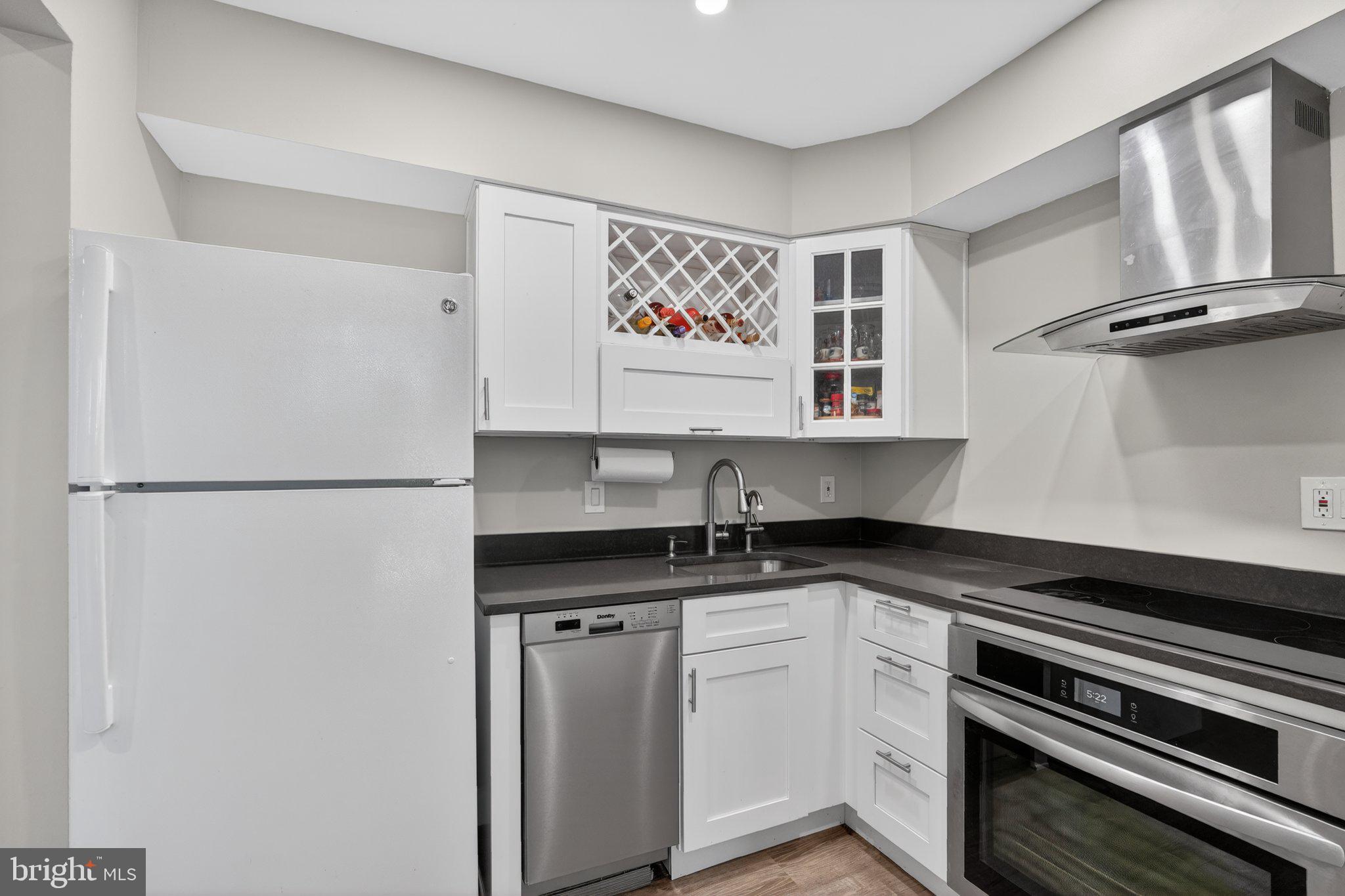 CAMELBACK VILLAGE - Residential