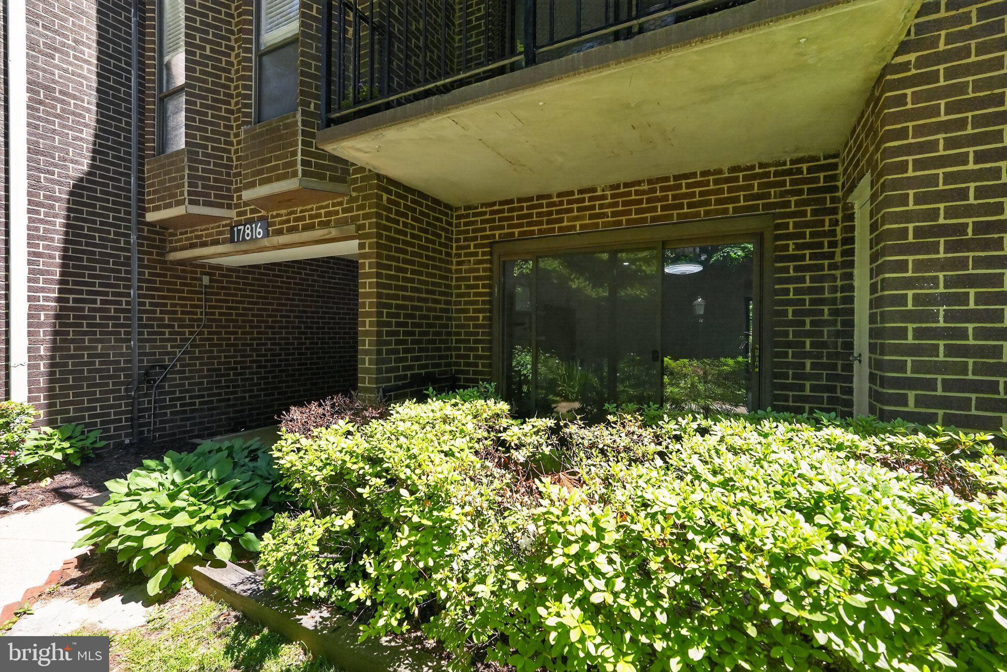 CAMELBACK VILLAGE - Residential
