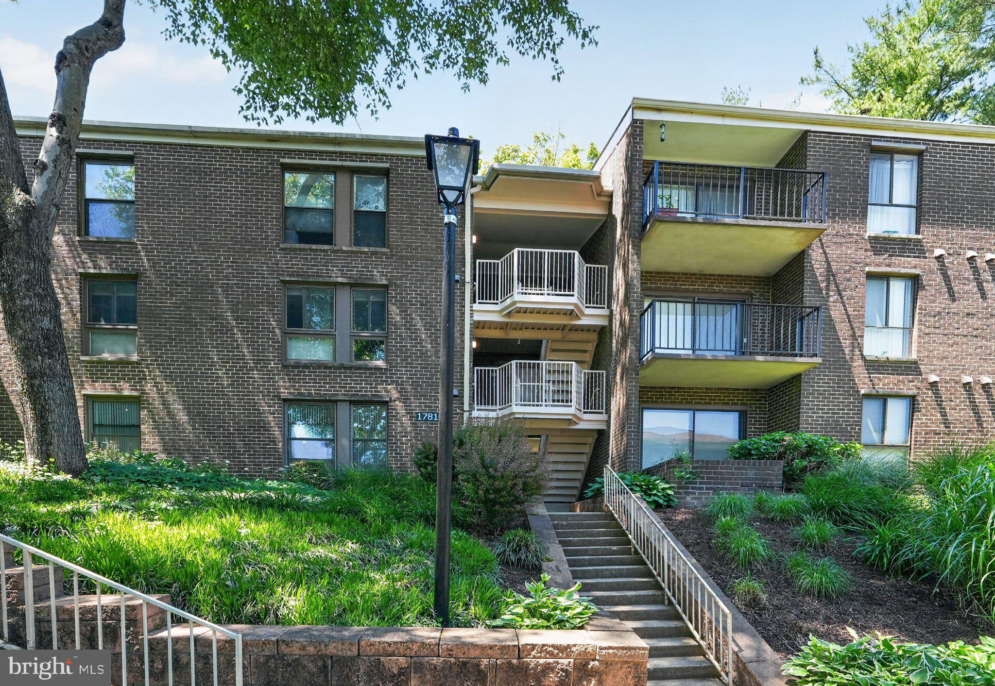 CAMELBACK VILLAGE - Residential