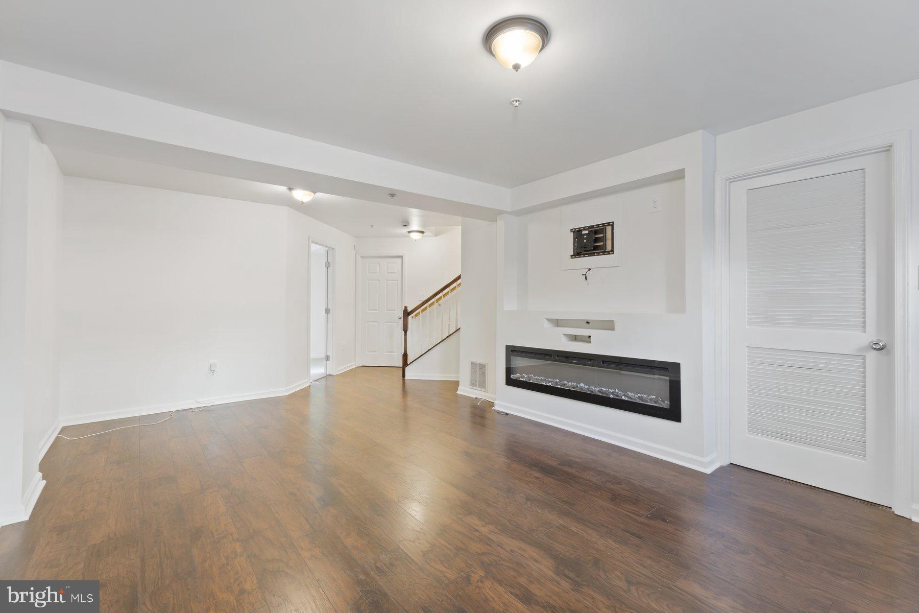 WOODVIEW VILLAGE WEST - Residential