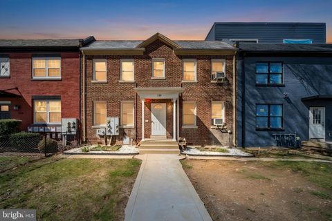 220 21ST STREET NE WASHINGTON DC 20002