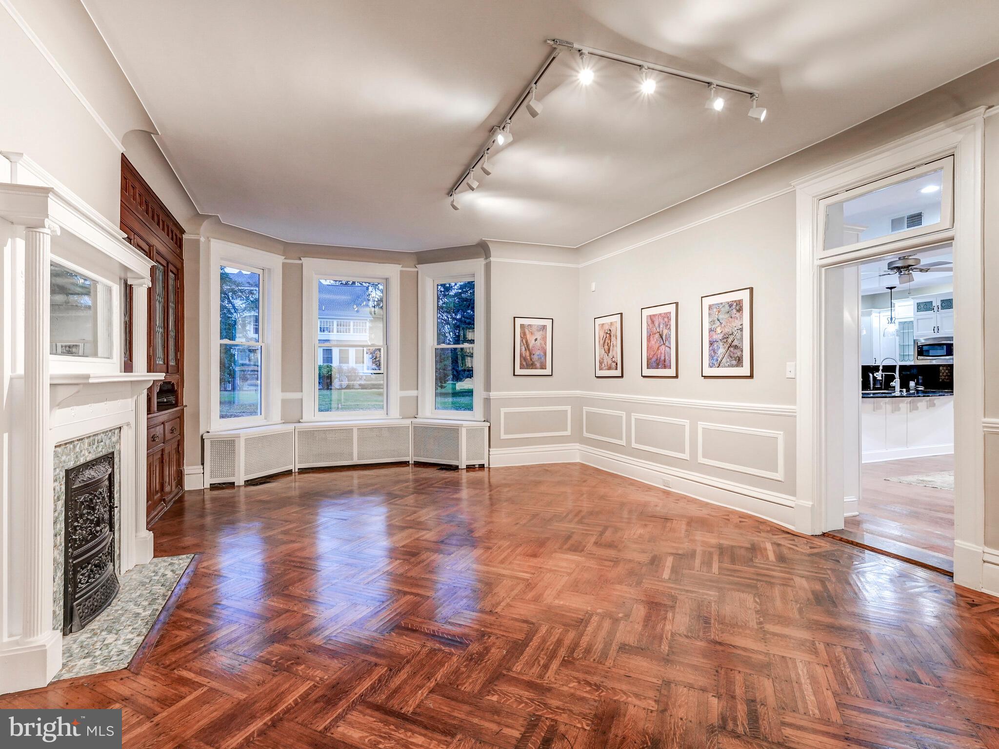 NORTH ROLAND PARK - Residential