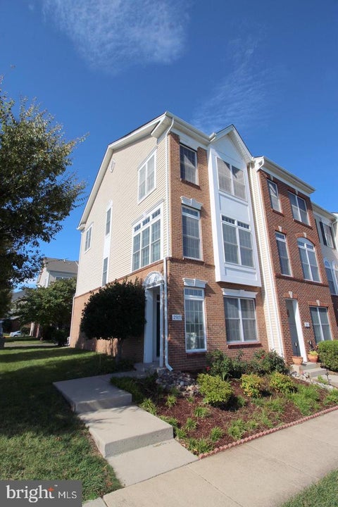 Townhouse For Rent - 25073 Riding Center Drive<br/> CHANTILLY, VA 20152
