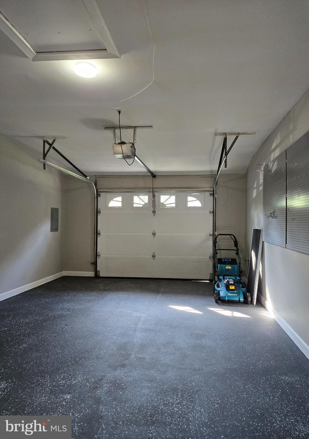 SOUTHAMPTON HILLS - Residential