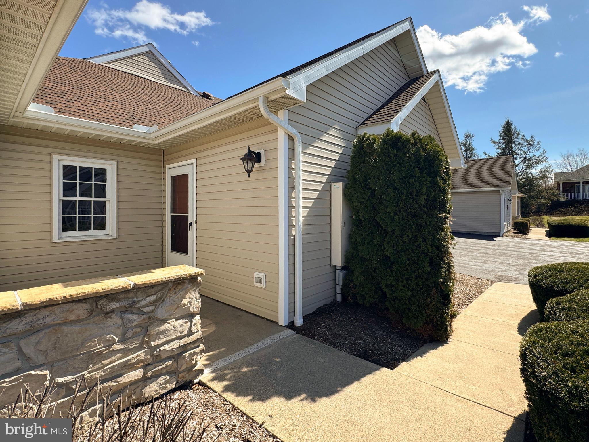 THOROUGHBRED CROSSING - Residential