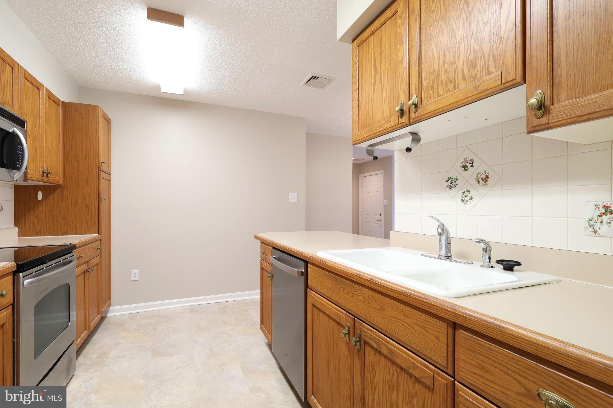 THOROUGHBRED CROSSING - Residential