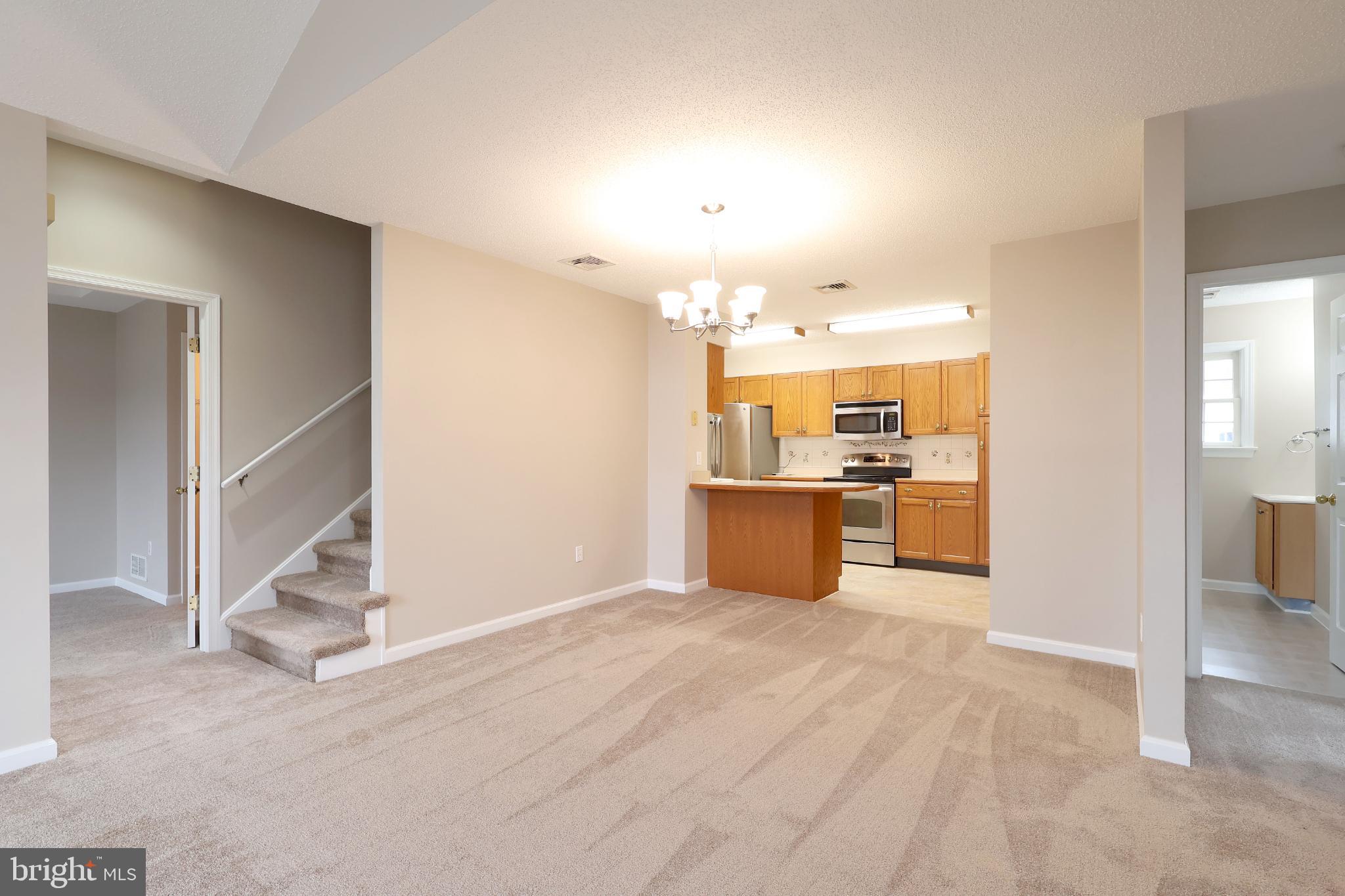 THOROUGHBRED CROSSING - Residential