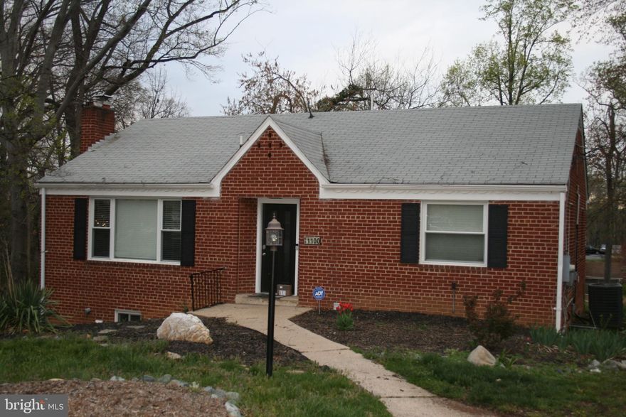 TOP FLOOR AVAILABLE ONLY!Cozy top floor duplex located close to the National Harbor. Home has loads of updates...stainless steel appliances, granite counter tops, washer/dryer and deck for entertaining. Schedule your appointment today!