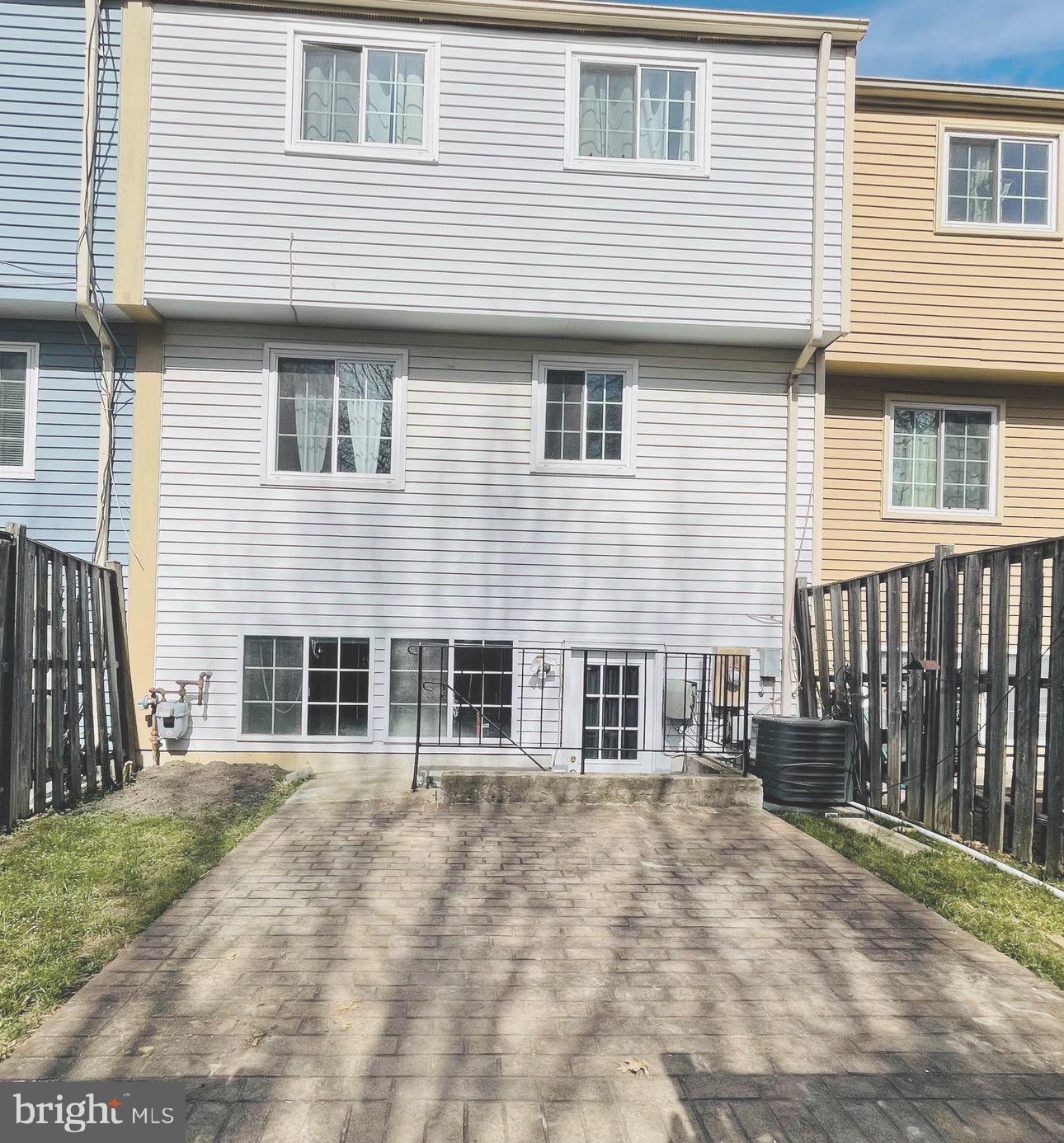 D EVEREUX WEST - Residential Lease