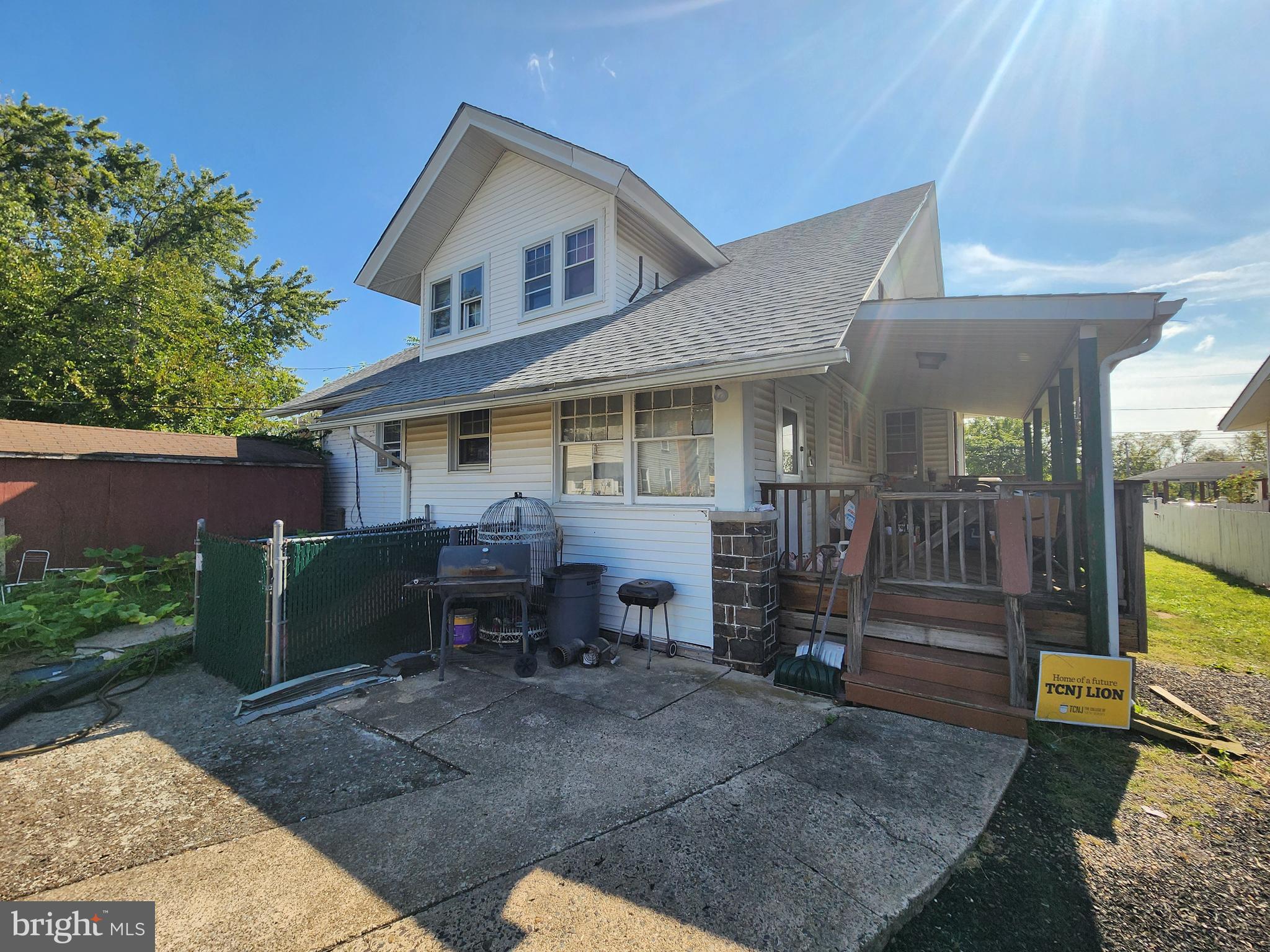 Main image without alt text