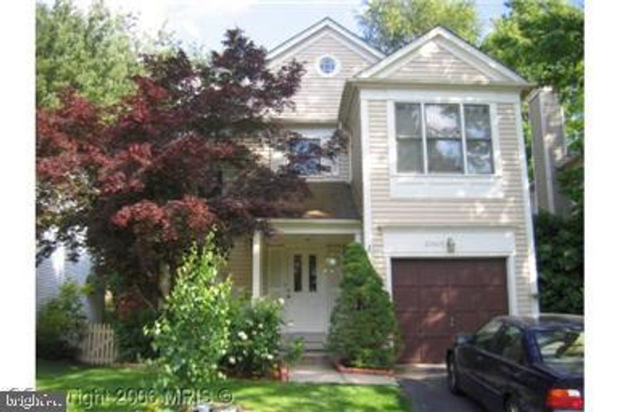 SINGLE FAMILY HOME WITH  3 BEDROOMS, 2 FULL AND 2 HALF BATHS. WOOD FLOORS ON MAIN LEVEL FINISHED BASEMENT, DECK OVERLOOKS BACKYARD AND COMMON AREA, FIREPLACE, ONE CAR GARAGE.
CONVENIENT LOCATION CLOSE TO RESTAURANTS, SHOPPING AND TRANSPORTATION