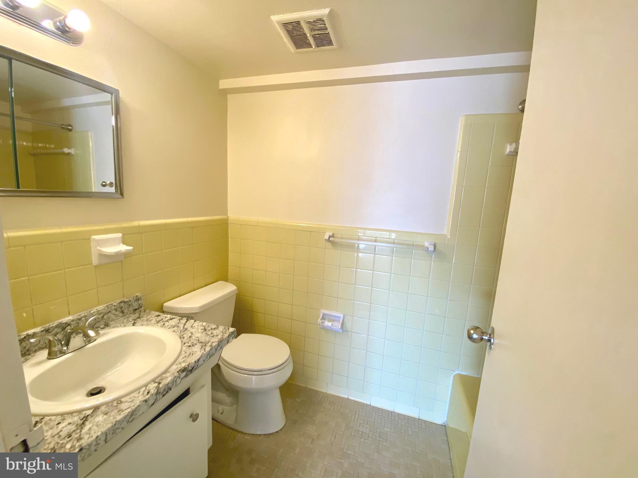 VIENNA VILLAGER CONDO - Residential Lease