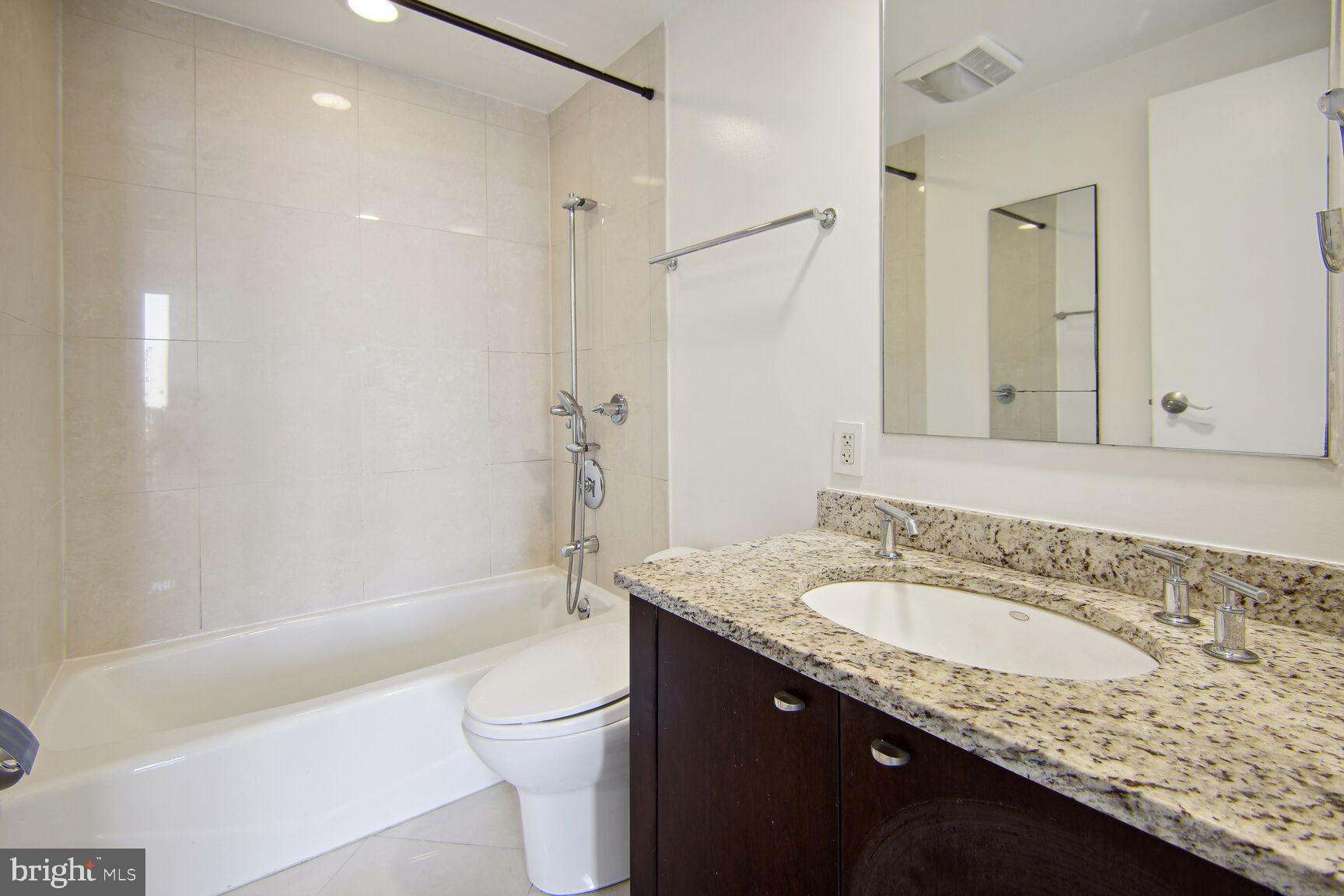 HYDE PARK - Residential Lease