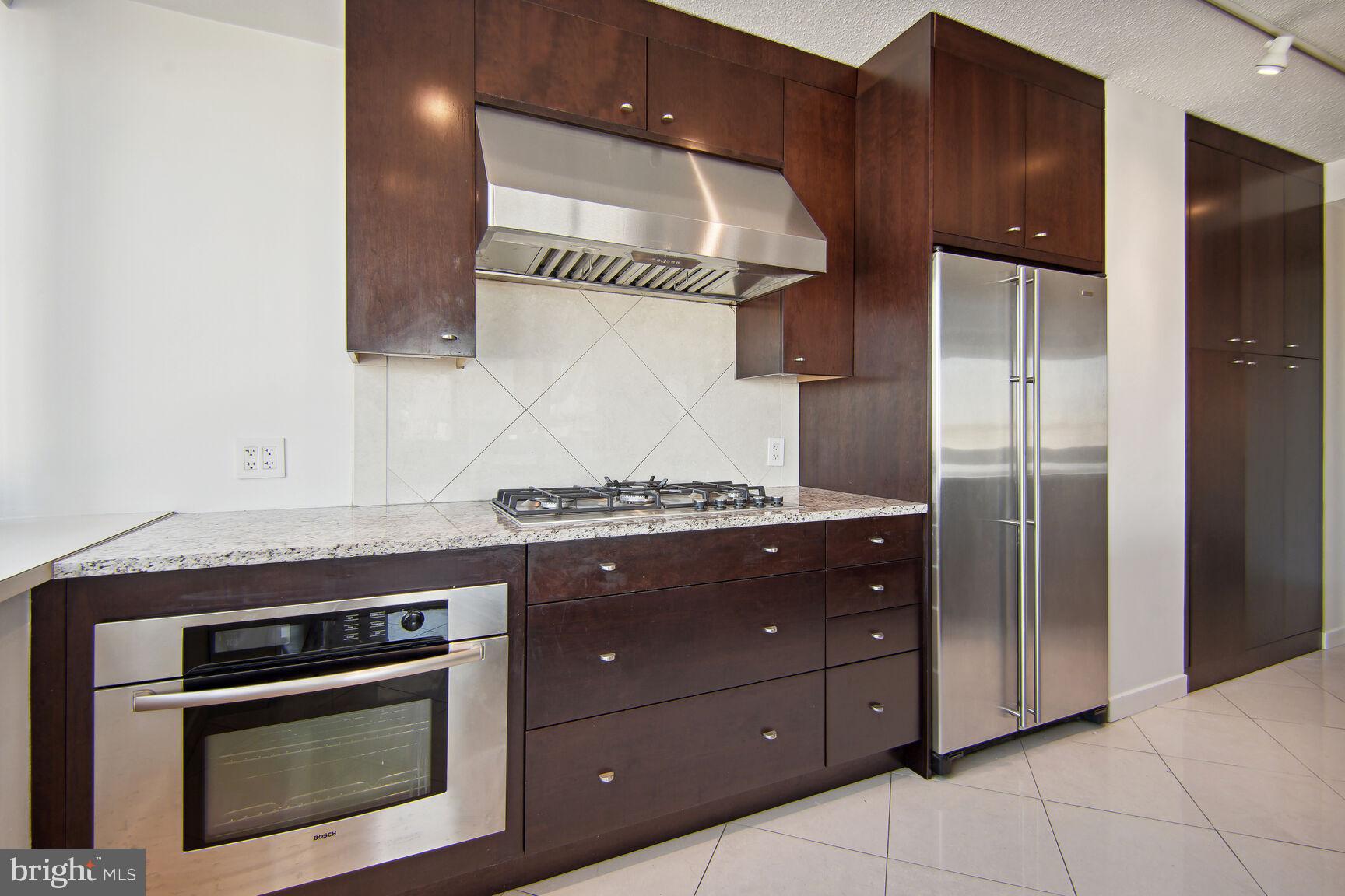 HYDE PARK - Residential Lease