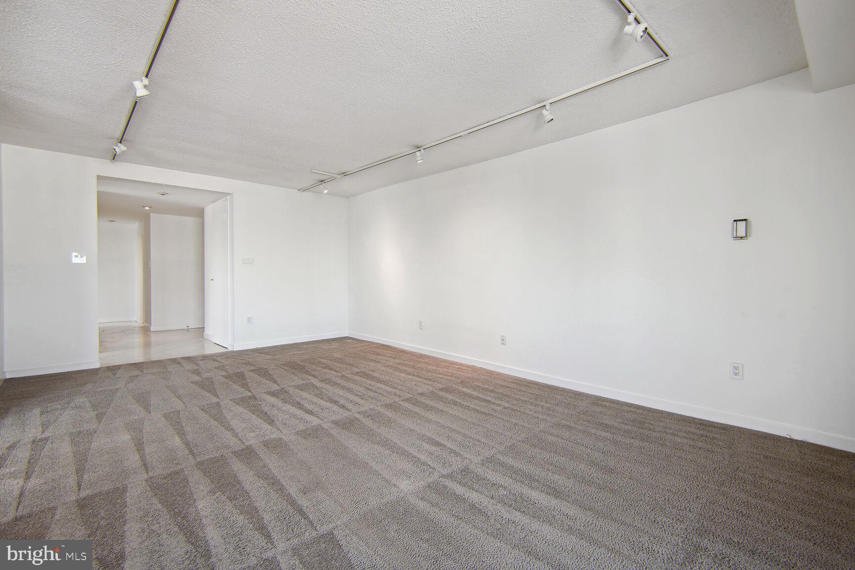 HYDE PARK - Residential Lease