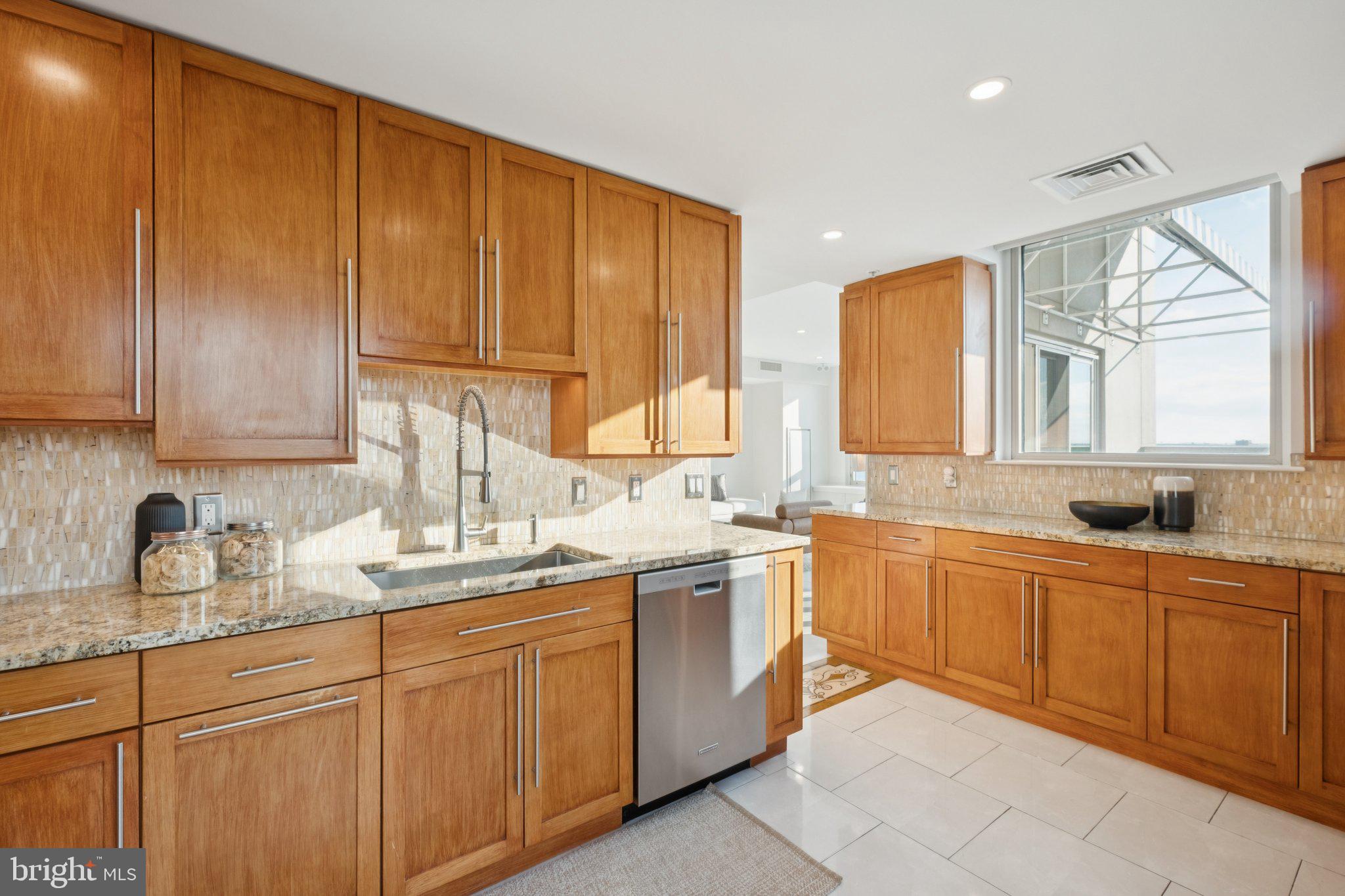 DOCKSIDE CONDOMINIUM - Residential