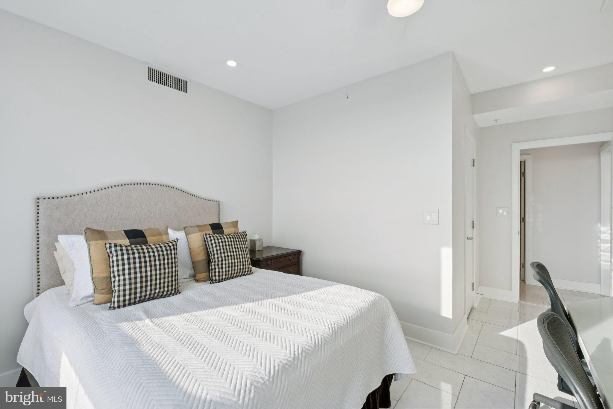 DOCKSIDE CONDOMINIUM - Residential