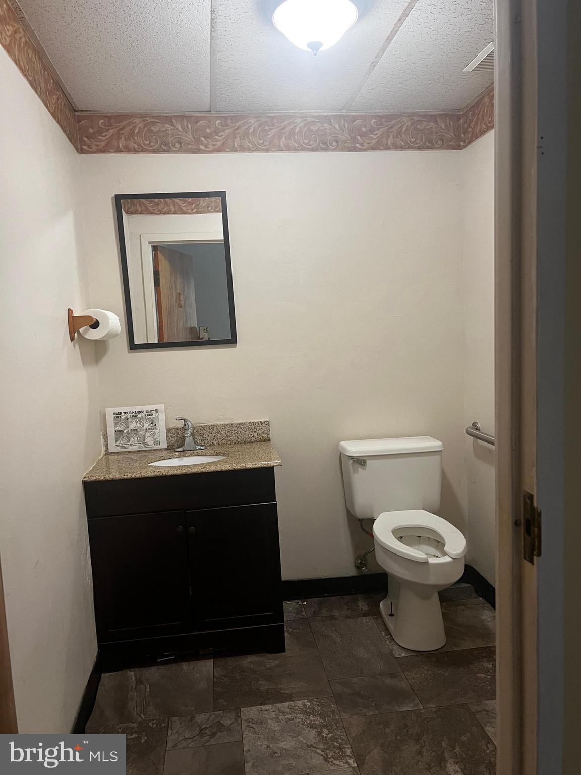 Main image without alt text