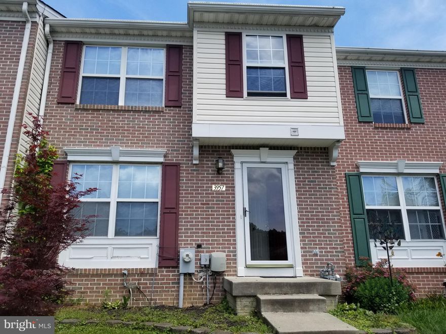 A little TLC will make this perfect.  3 bedrooms, 2,1bath home with a 3 level bumpout.   Oak kitchen with center island, and pass through to Living Room/Dining Room.   Master Bedroom with en suite, double vanity, soaking tub and separate shower.  NO FHA OR VA financing will work on this home.  SOLD AS IS.  Seller will make no repairs.