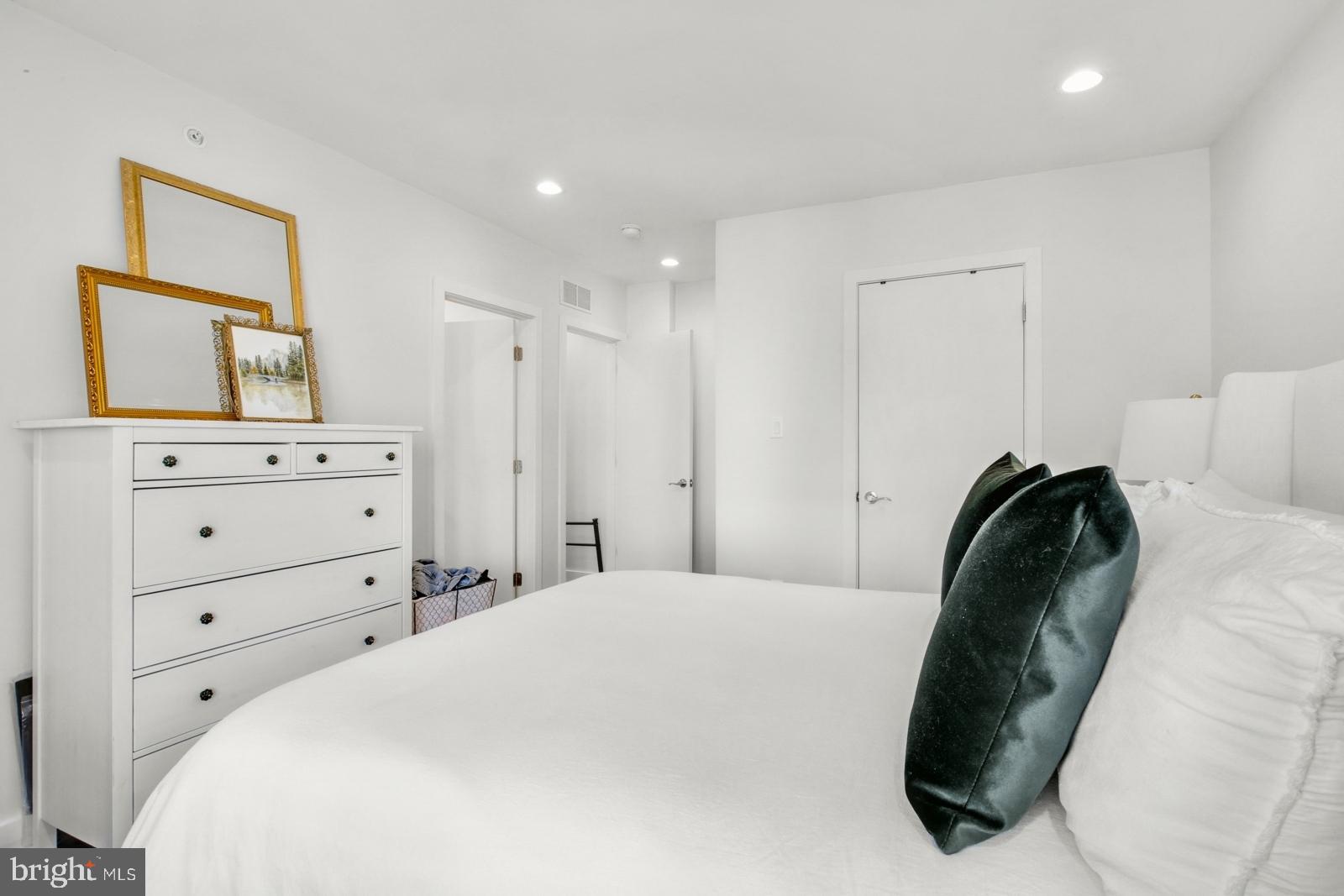 OLDE KENSINGTON - Residential Lease