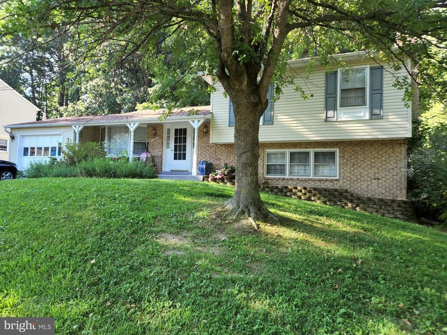 Great Potential! 4 level Single Family Residence in need of new homeowner to put the shine back into this awesome property. 4 Bedrooms, 2.5 Bathrooms,  Family Room with Fireplace, Wet Bar.
The backyard is awaiting the green thumb effect! Priced to sell swiftly.