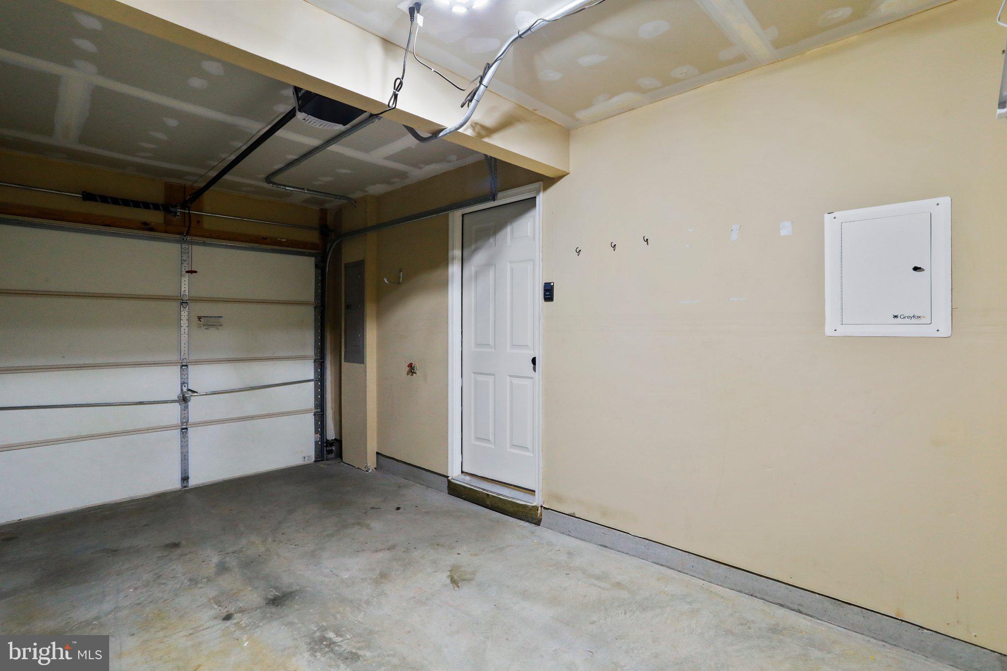 LAKELAND PLACE - Residential Lease