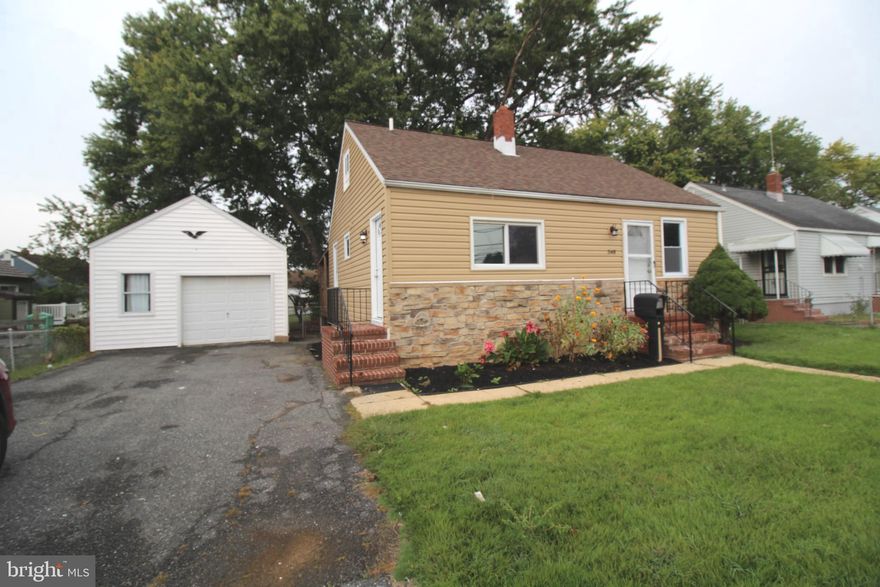 BEAUTIFULL REMODELED HOME CLOSE TO THE WATER WITH LOTS OF UPGRADES, NEW GRANITE COUNTER TOP, NEW BATHROOMS, NEW FLOORS, NEW LIGHTS, FRESH PAINT AND MUCH MORE, THIS HOUSE IS A MUST SEE, CLOSE TO THE WATERM SHOPPING, SCHOOLS, PARKS AND MAJOR ROADS.