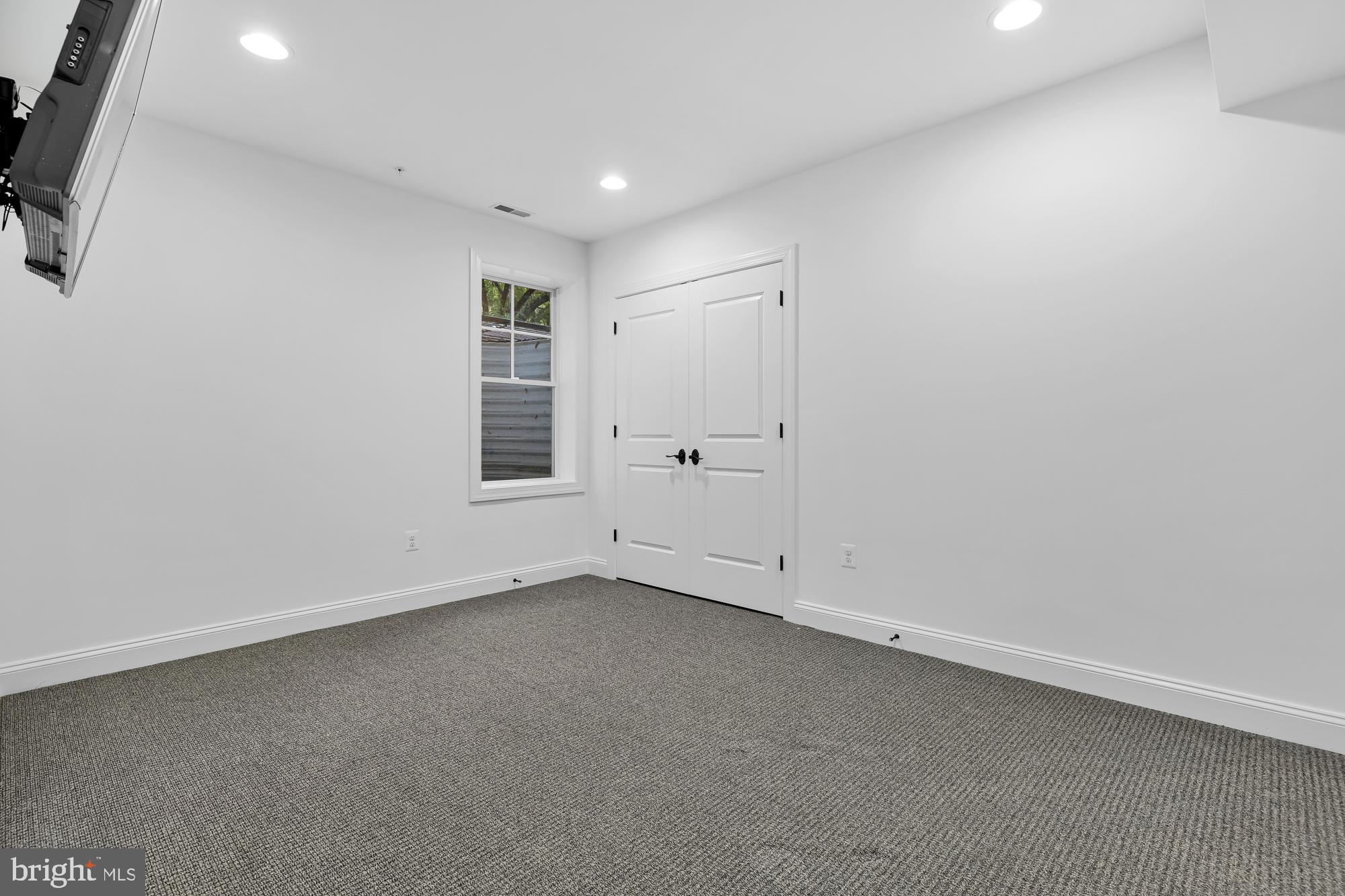 BETHESDA OUTSIDE - Residential