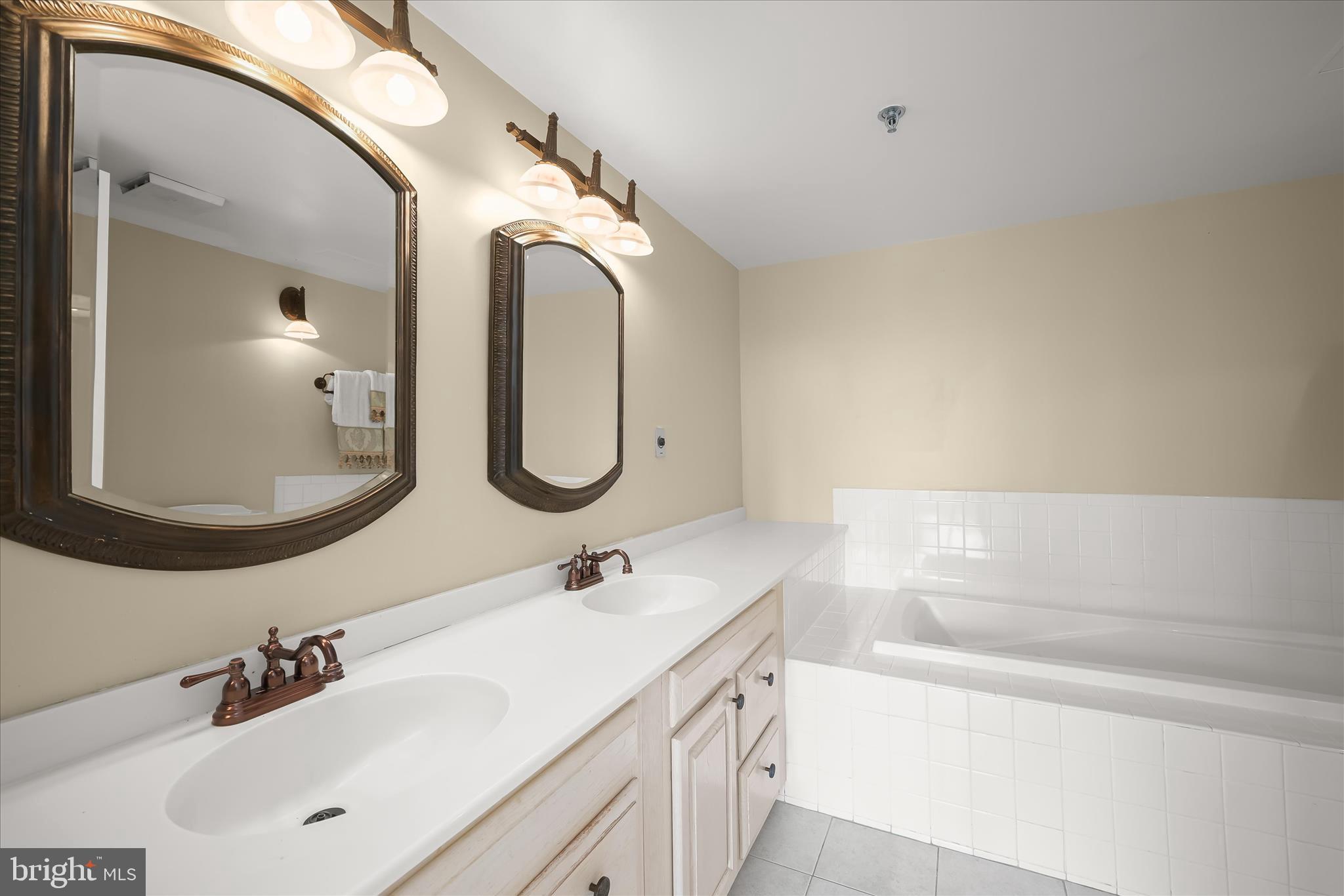 WHITLEY PARK CONDOMINIUM - Residential