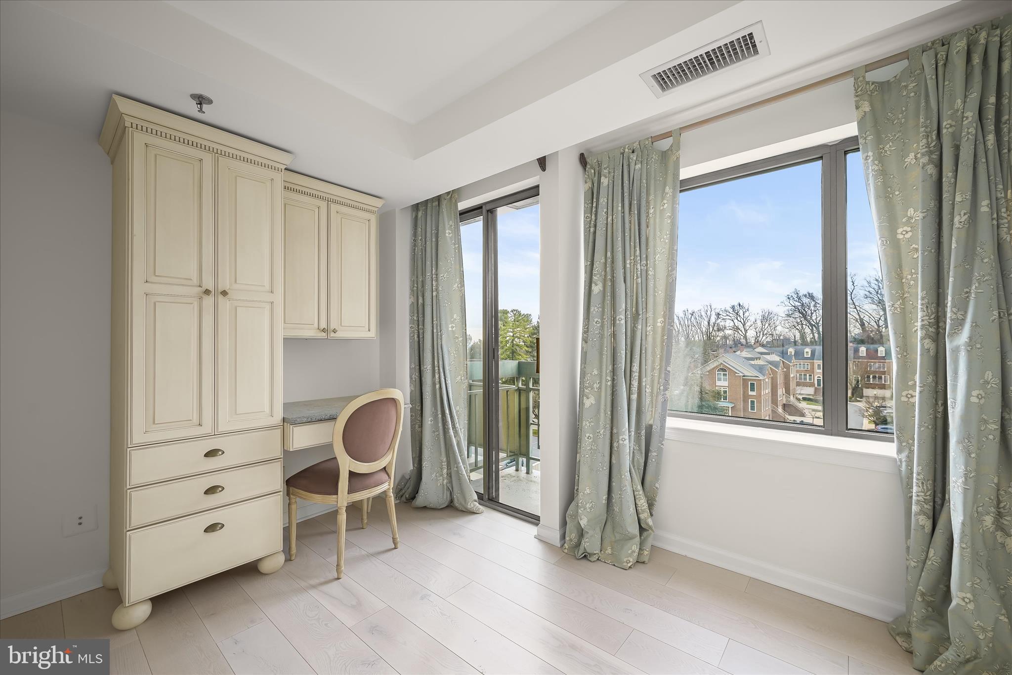 WHITLEY PARK CONDOMINIUM - Residential