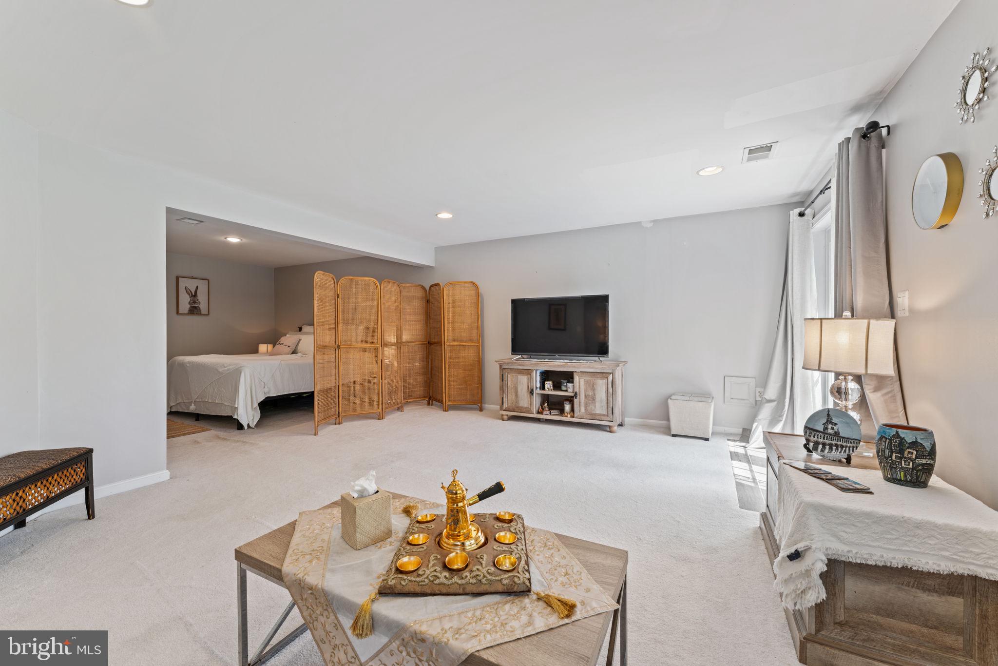 PIEDMONT MEWS - Residential