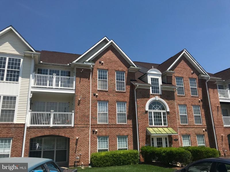 Move in ready!!! Excellent condition with all new stainless steel appliances, new bamboo floors throughout and floor to ceiling windows. Spacious rooms with plenty of storage space. Master suite features vaulted ceilings, large bathroom and walk in closet. A must see!