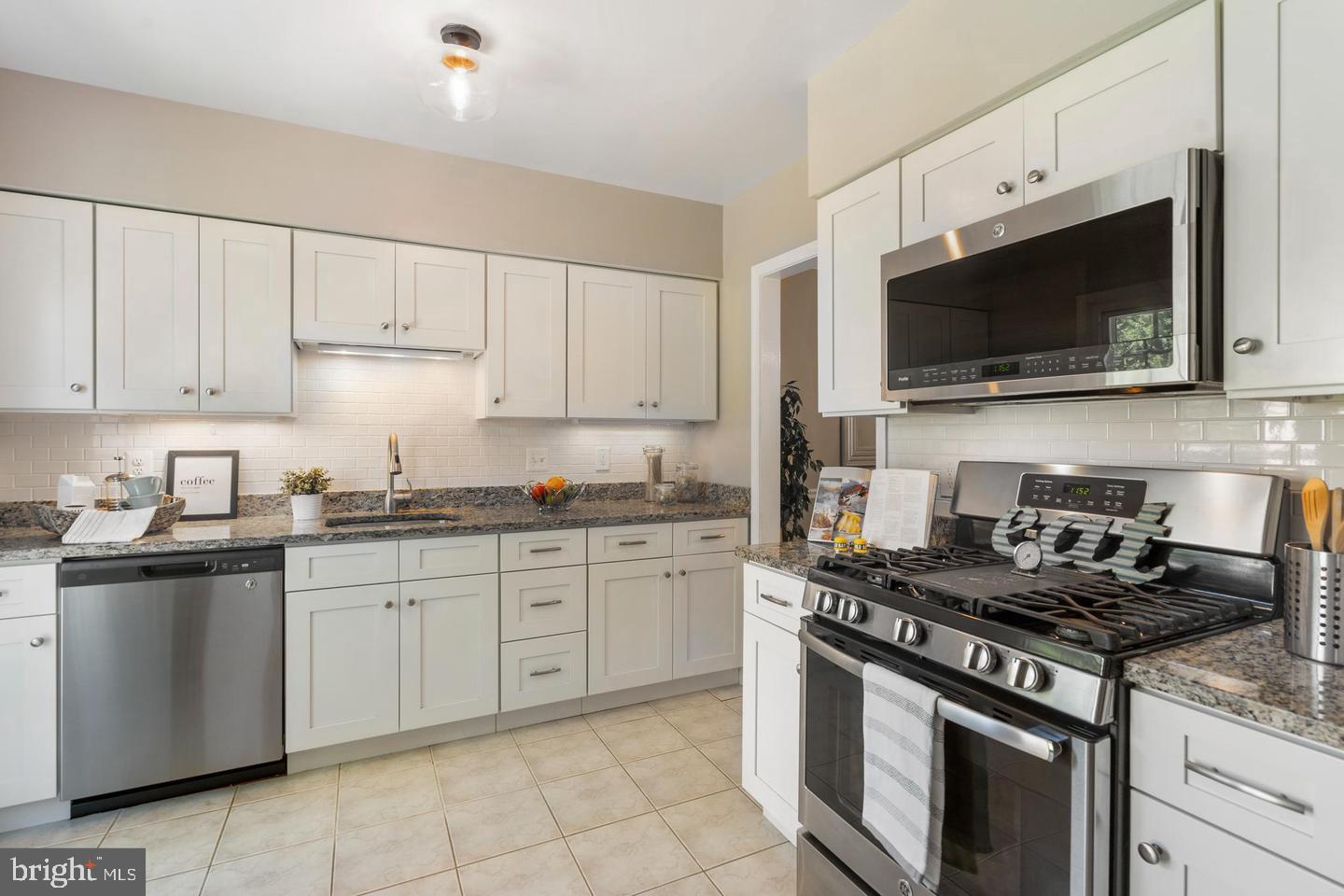 MERRY MEWS - Residential Lease