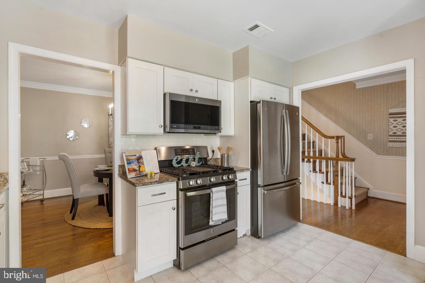 MERRY MEWS - Residential Lease