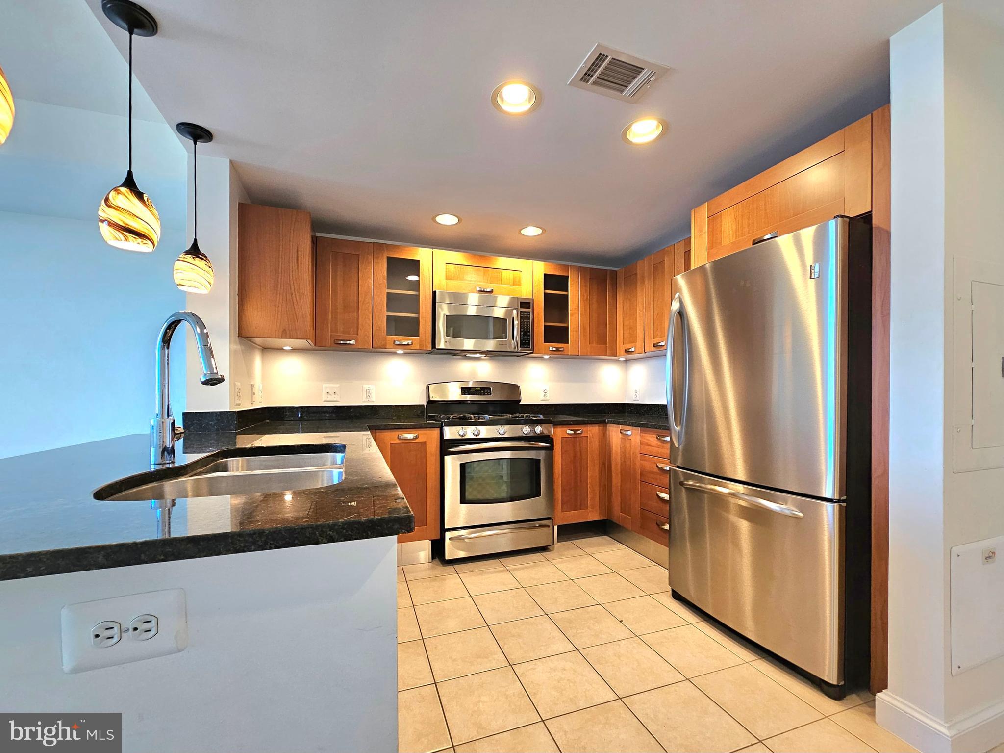 MIDTOWN ALEXANDRIA STATION CONDOMINIUM - Residential Lease