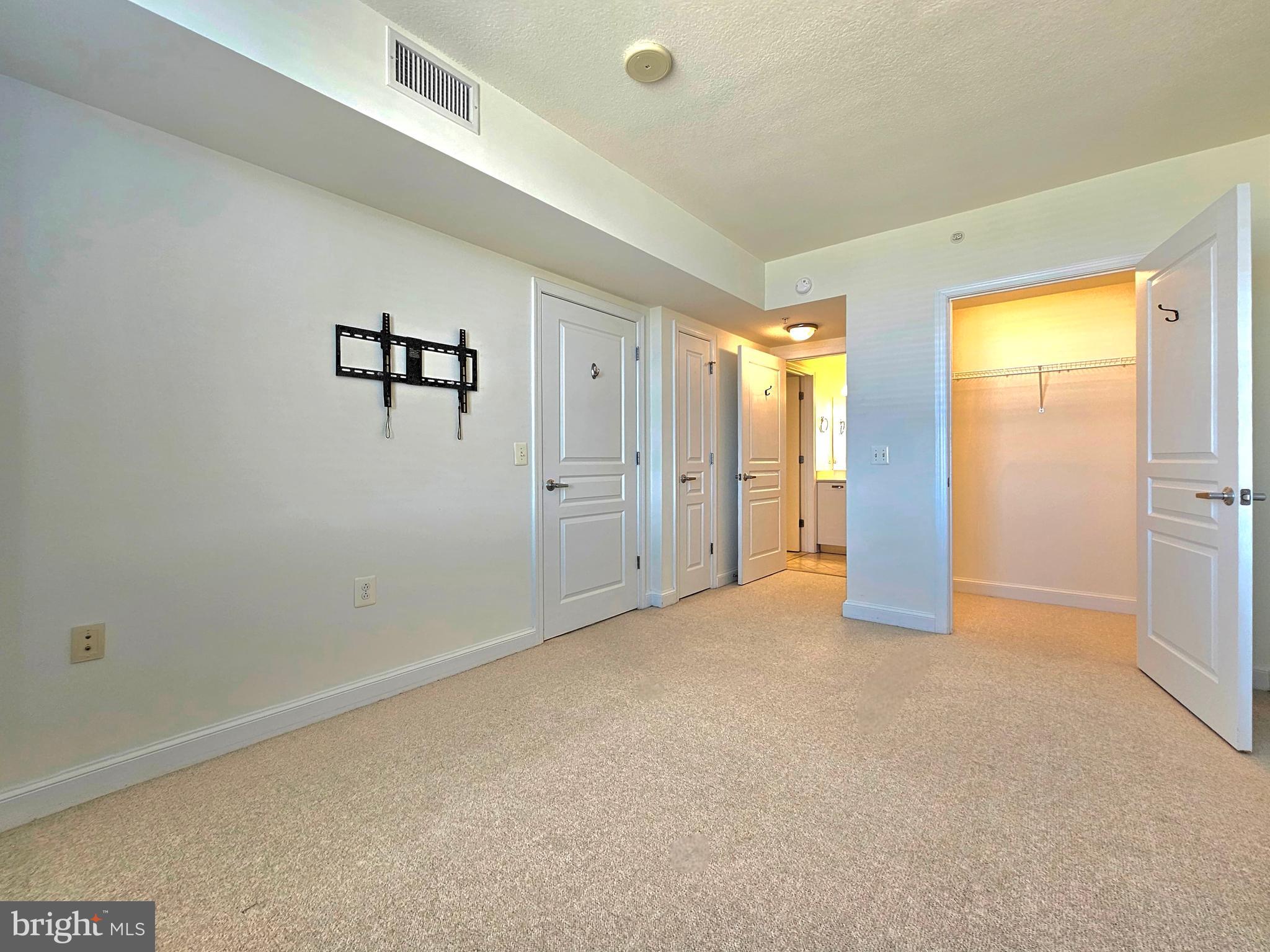 MIDTOWN ALEXANDRIA STATION CONDOMINIUM - Residential Lease