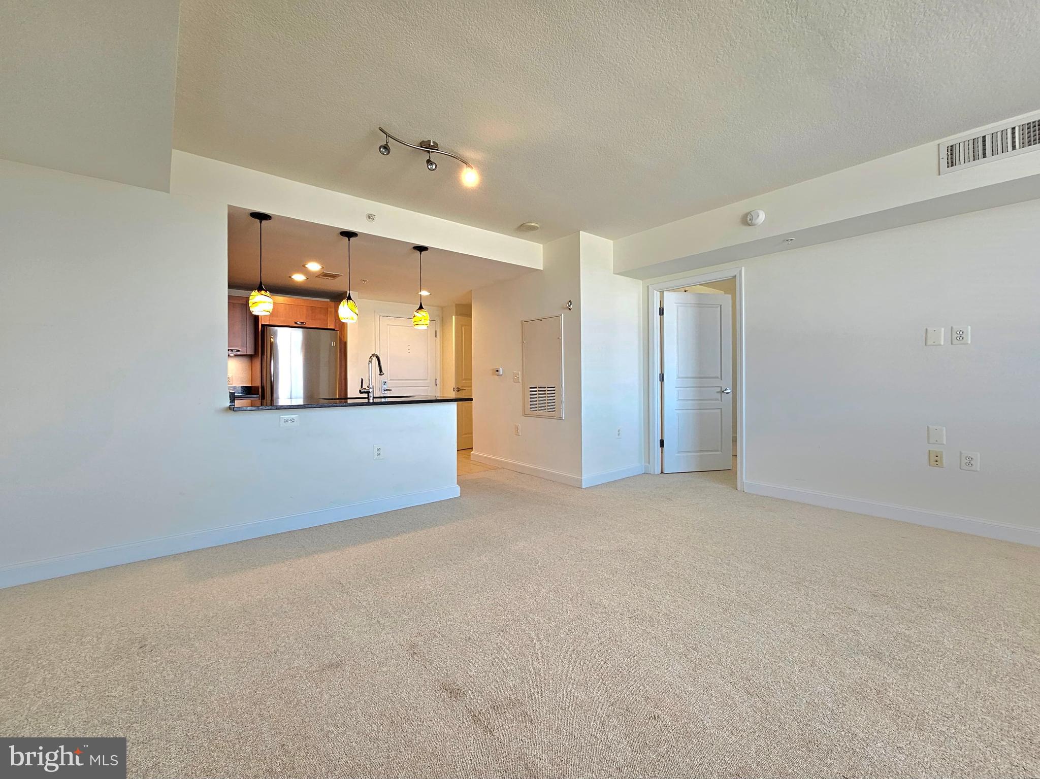 MIDTOWN ALEXANDRIA STATION CONDOMINIUM - Residential Lease