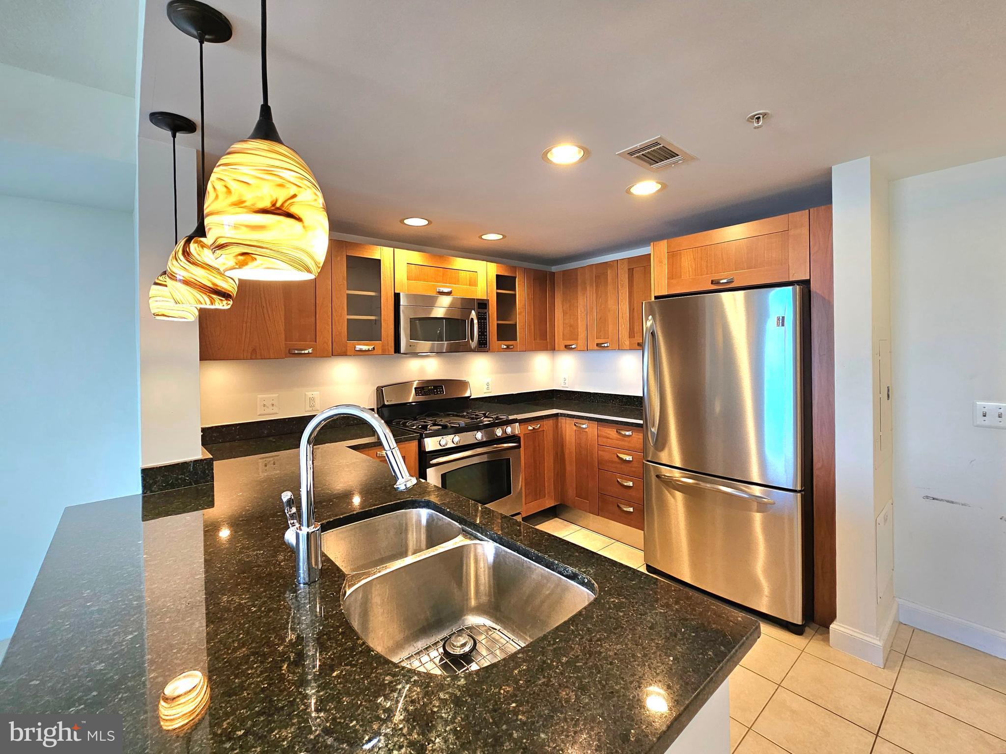 MIDTOWN ALEXANDRIA STATION CONDOMINIUM - Residential Lease